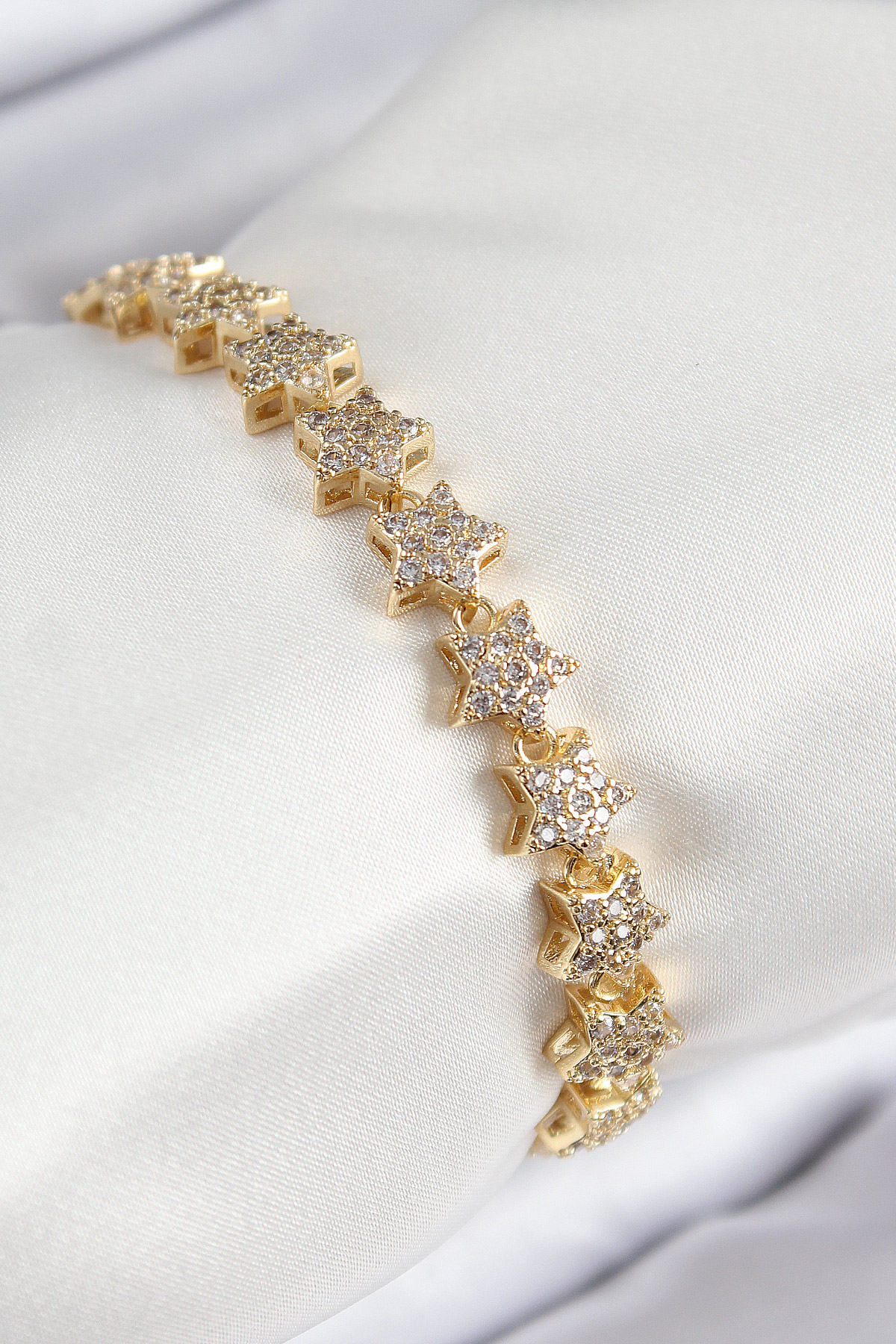 VIP Seri Pirinç Zirkon Taşlı Sıralı Yıldız Model Gold Renk Kadın Bileklik - Lisinya VIP Seri Pirinç Zirkon Taşlı Sıralı Yıldız Model Gold Renk Kadın Bileklik - Lisinya