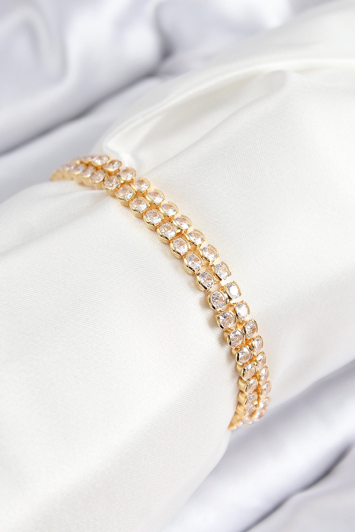 Pirinç Zirkon Taşlı Çift Sıra Model Gold Renk Asansörlü Kadın Bileklik - Lisinya