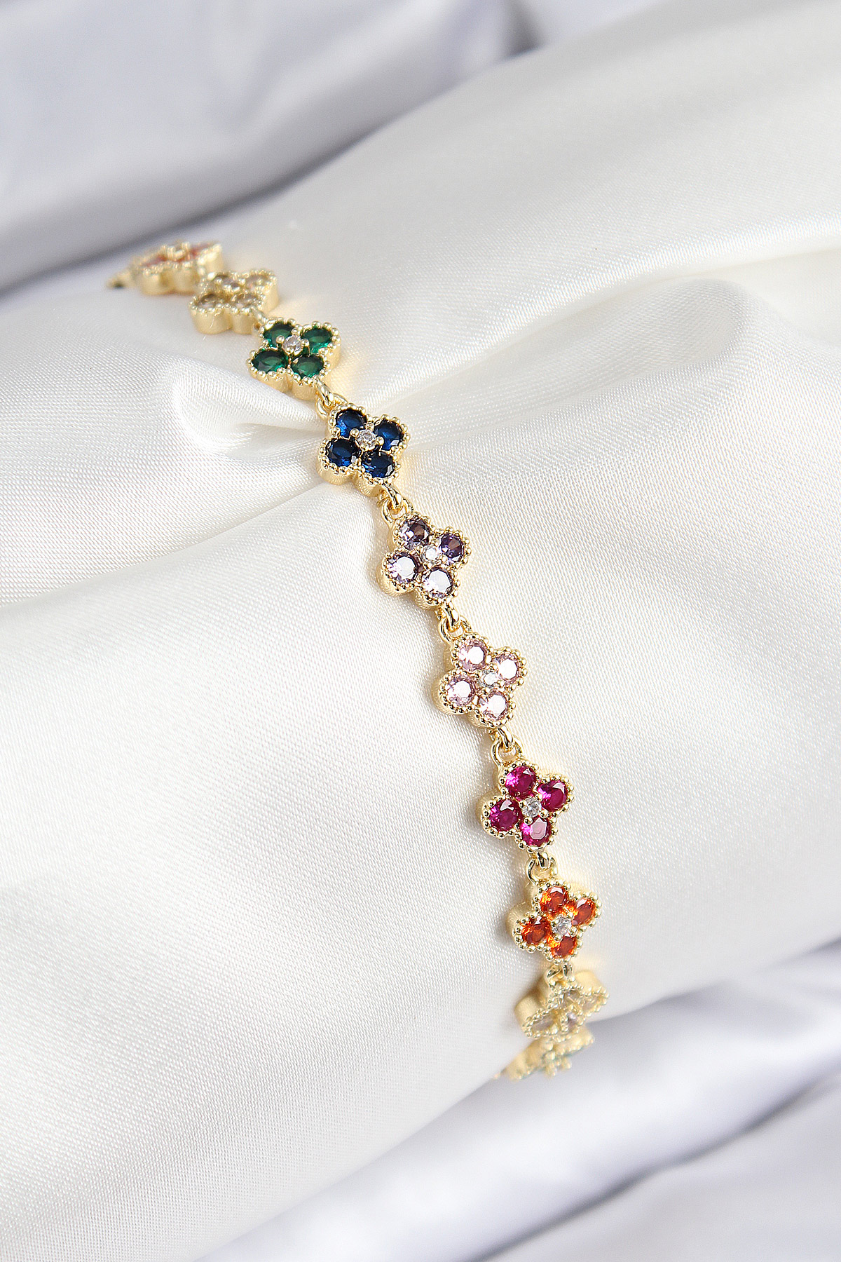 VIP Pirinç Renkli Zirkon Taşlı Yonca Model Gold Renk Kadın Bileklik - Lisinya VIP Pirinç Renkli Zirkon Taşlı Yonca Model Gold Renk Kadın Bileklik - Lisinya