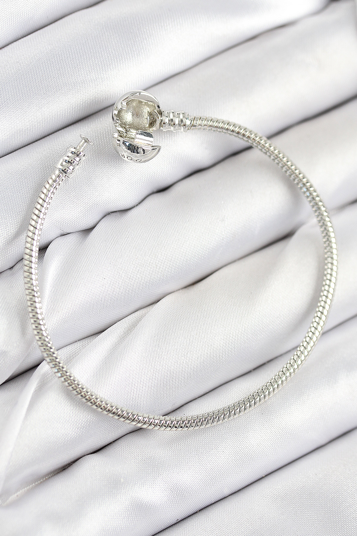 Pirinç Charm Topcuk Model Gümüş Renk Kadın Bileklik - Lisinya Pirinç Charm Topcuk Model Gümüş Renk Kadın Bileklik - Lisinya