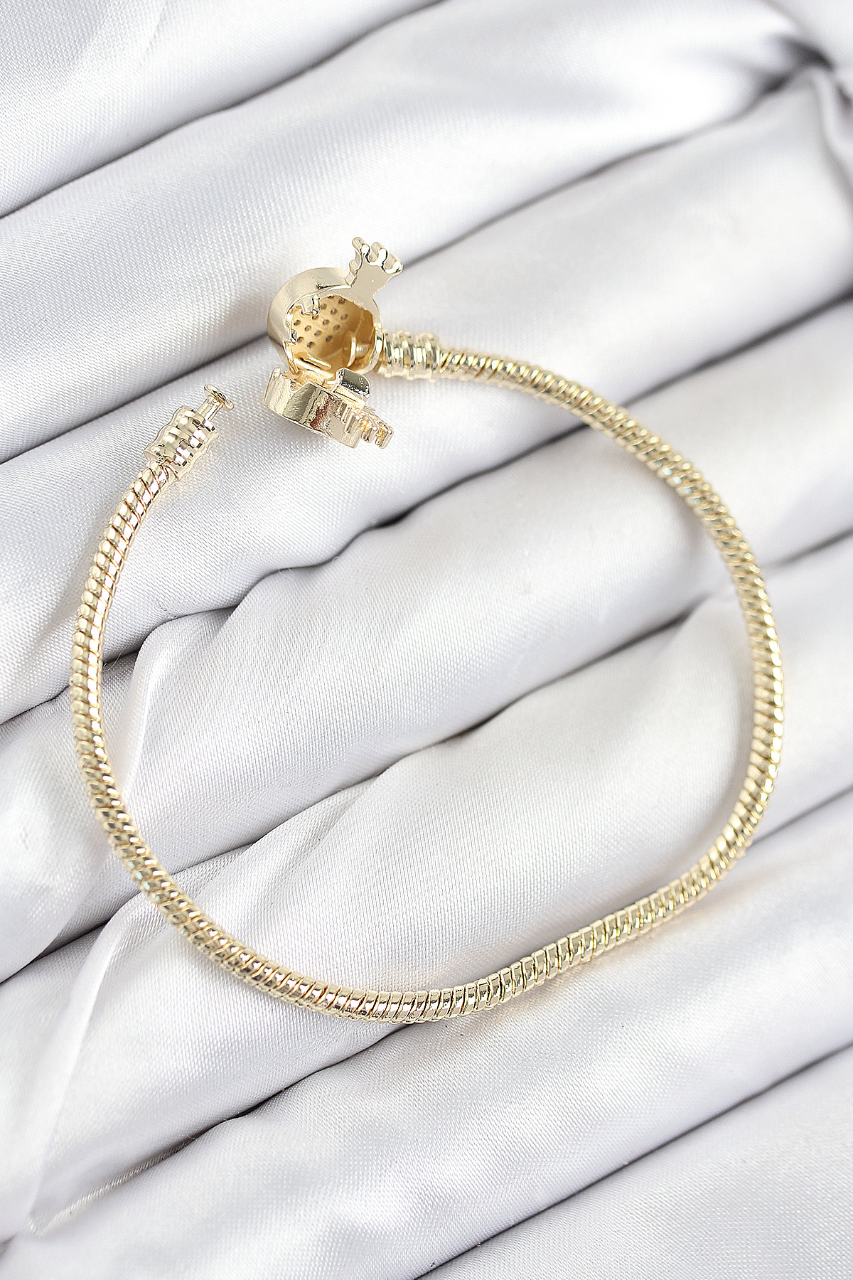 Pirinç Charm Zirkon Taşlı Taç Model Gold Renk Kadın Bileklik - Lisinya Pirinç Charm Zirkon Taşlı Taç Model Gold Renk Kadın Bileklik - Lisinya
