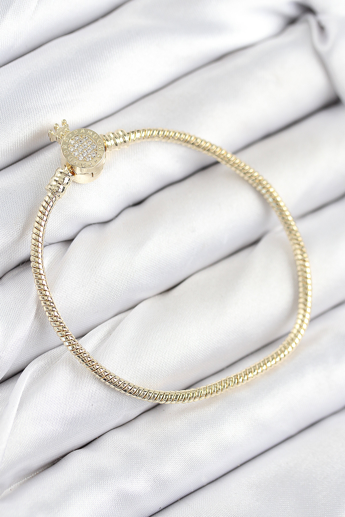 Pirinç Charm Zirkon Taşlı Taç Model Gold Renk Kadın Bileklik - Lisinya Pirinç Charm Zirkon Taşlı Taç Model Gold Renk Kadın Bileklik - Lisinya