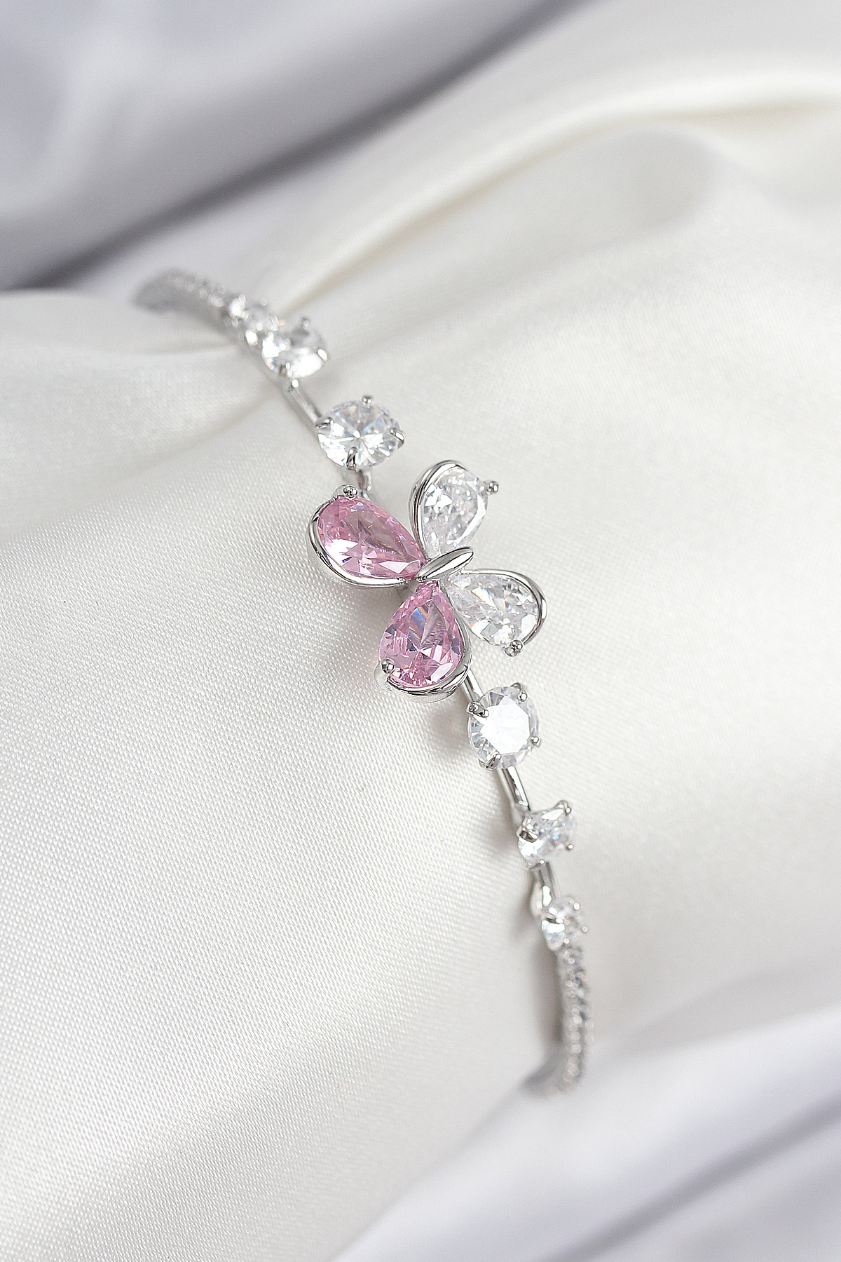 Pirinç Zirkon Taşlı Kelebek Model Gümüş Renk Kadın Bileklik - Lisinya