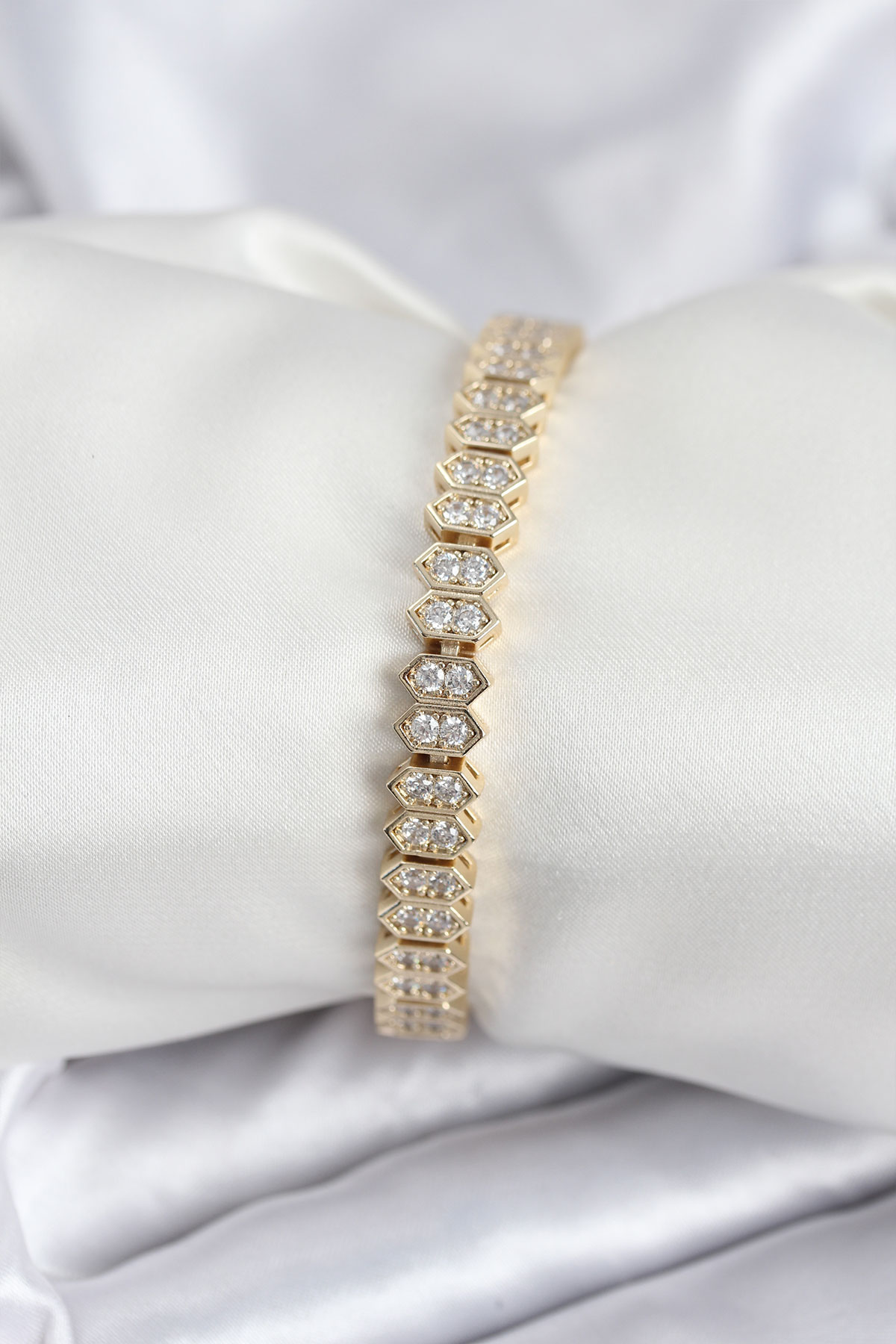 Pirinç VIP Seri Gold Renk Zirkon Taşlı Kadın Bileklik - Lisinya