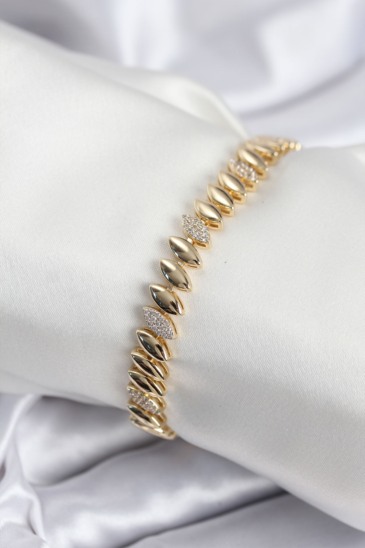 Pirinç VIP Seri Gold Renk Arpa Model Kadın Bileklik - Lisinya