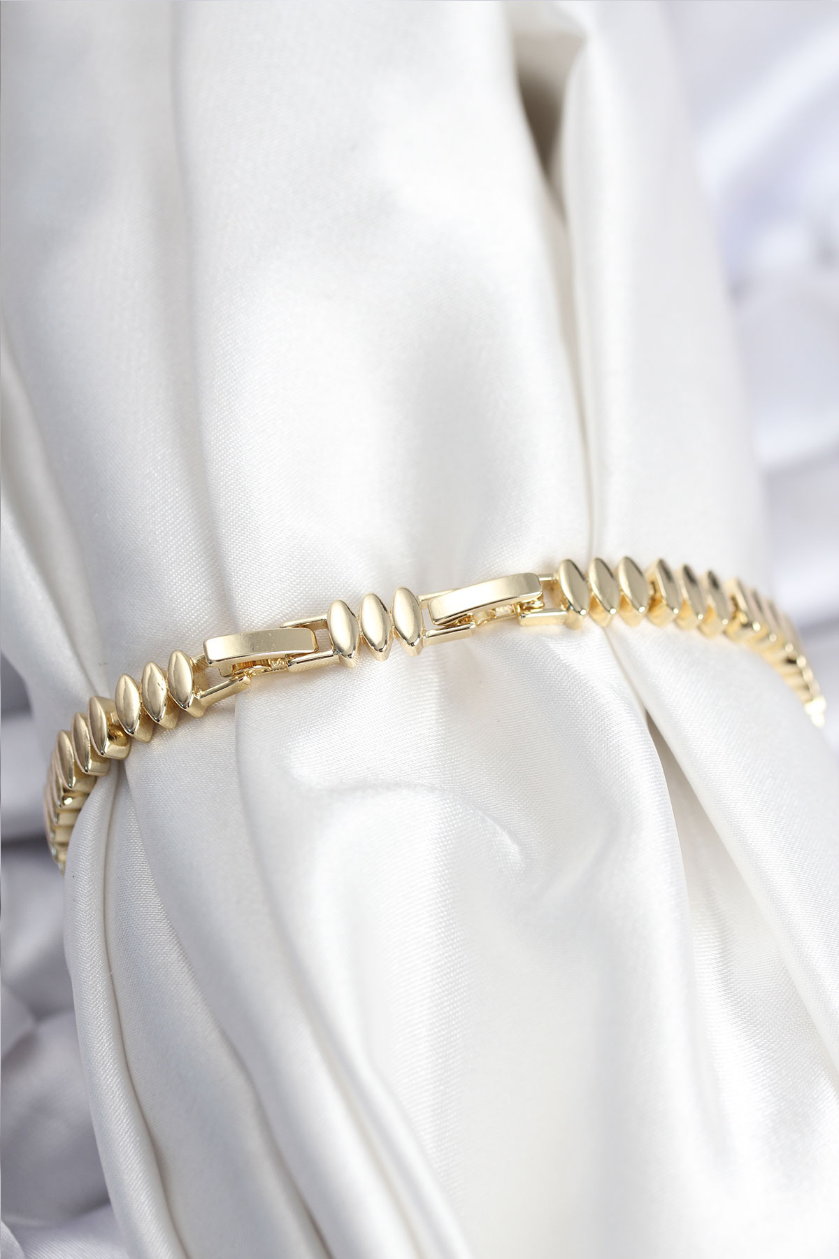 Pirinç VIP Seri Gold Renk Zirkon Taşlı Arpa Model Kadın Bileklik - Lisinya