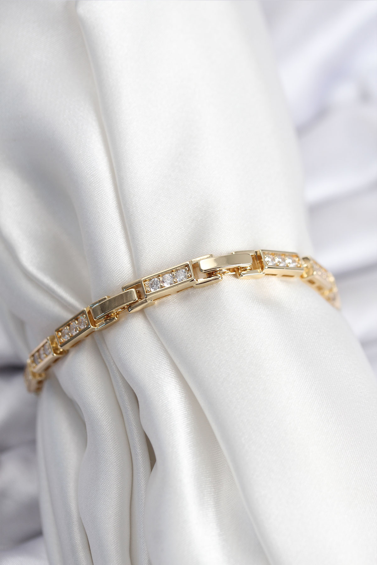 Pirinç VIP Seri Gold Renk Parçalı Model Kadın Bileklik - Lisinya