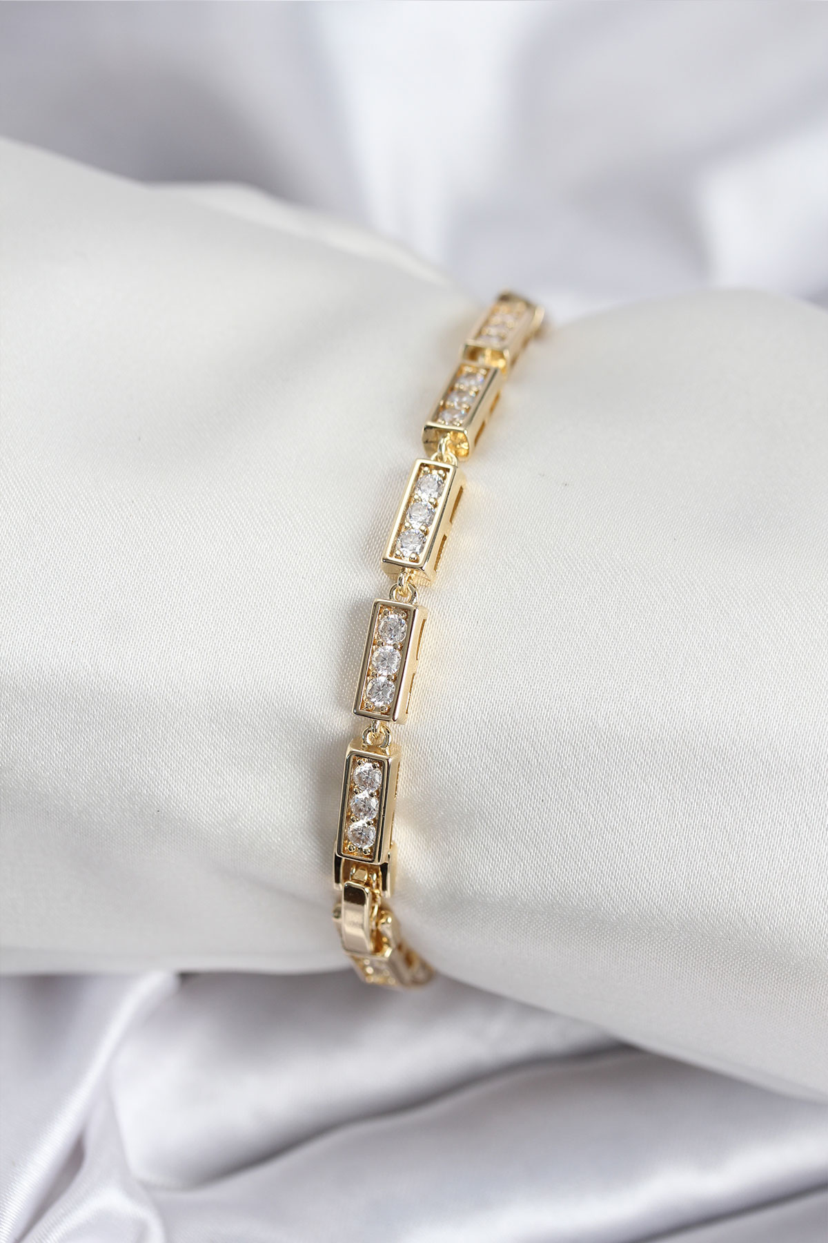 Pirinç VIP Seri Gold Renk Parçalı Model Kadın Bileklik - Lisinya