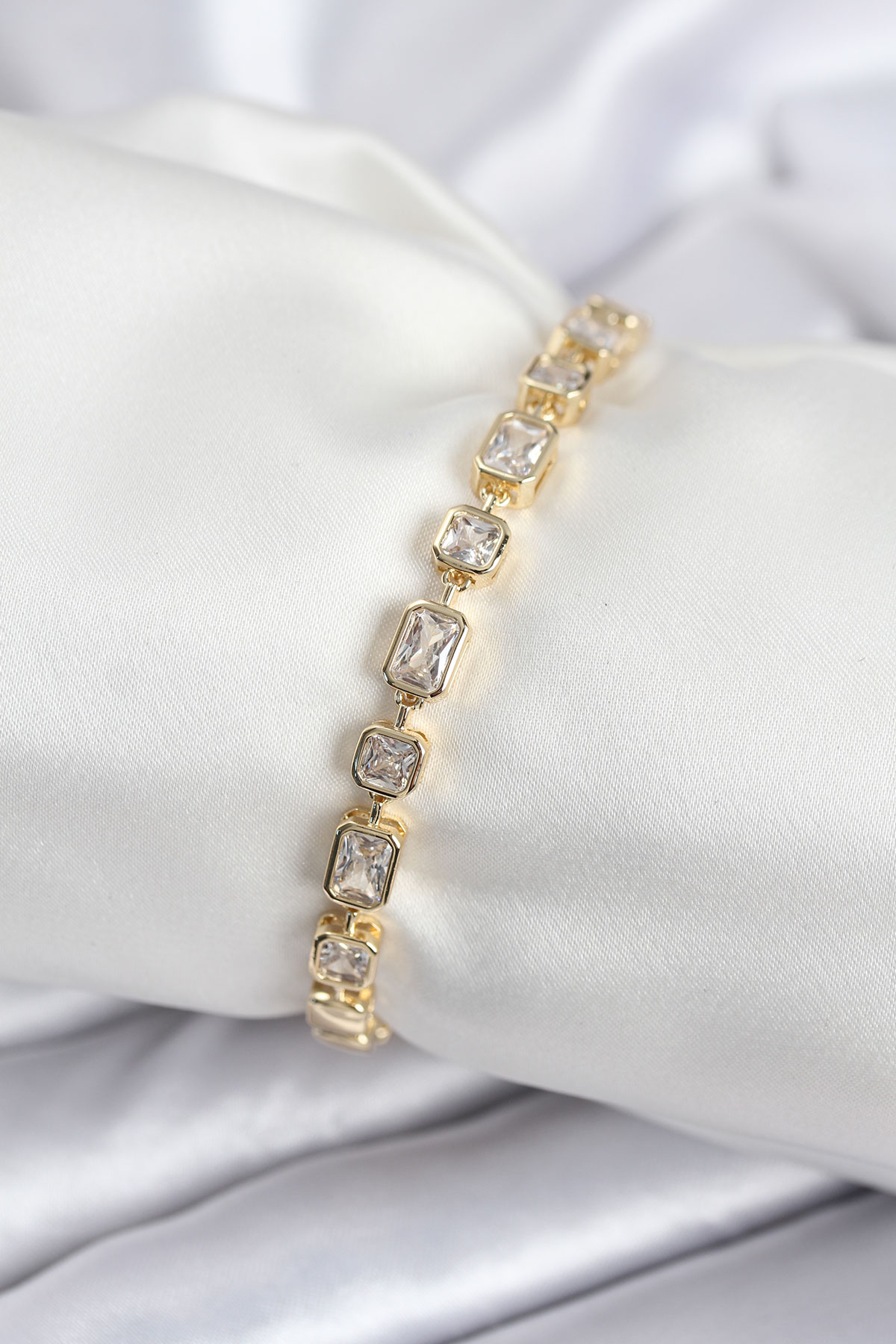 Pirinç VIP Seri Zirkon Taşlı Gold Renk Kadın Bileklik - Lisinya