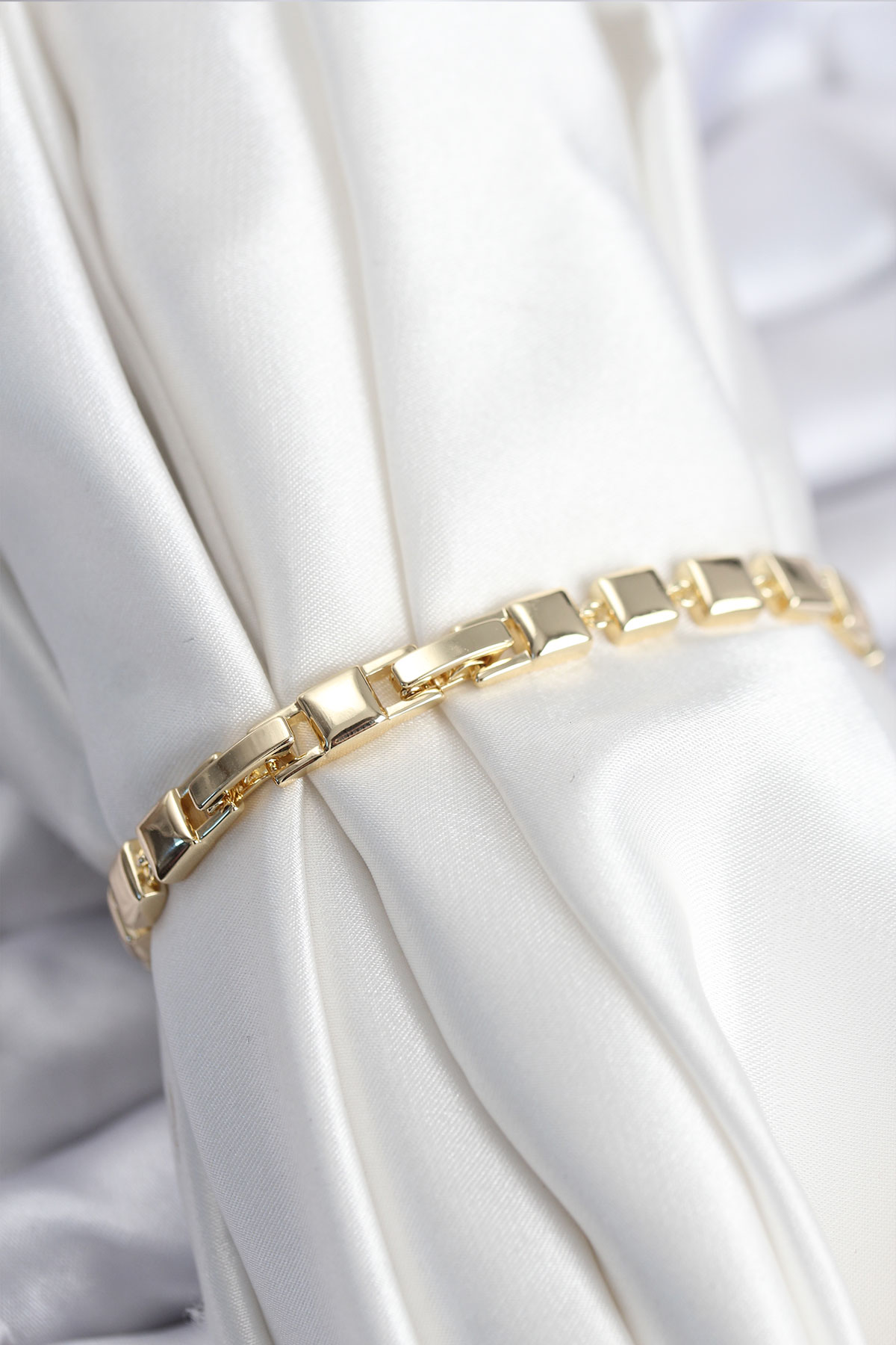 Pirinç VIP Seri Gold Renk Zirkon Taşlı Model Kadın Bileklik - Lisinya