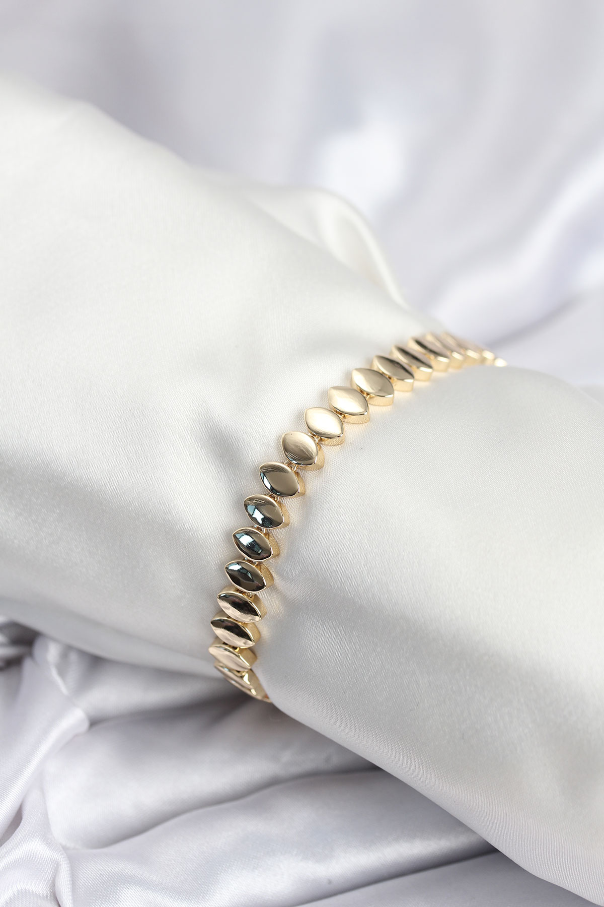 Pirinç VIP Seri Gold Renk Sıralı Arpa Model Kadın Bileklik - Lisinya