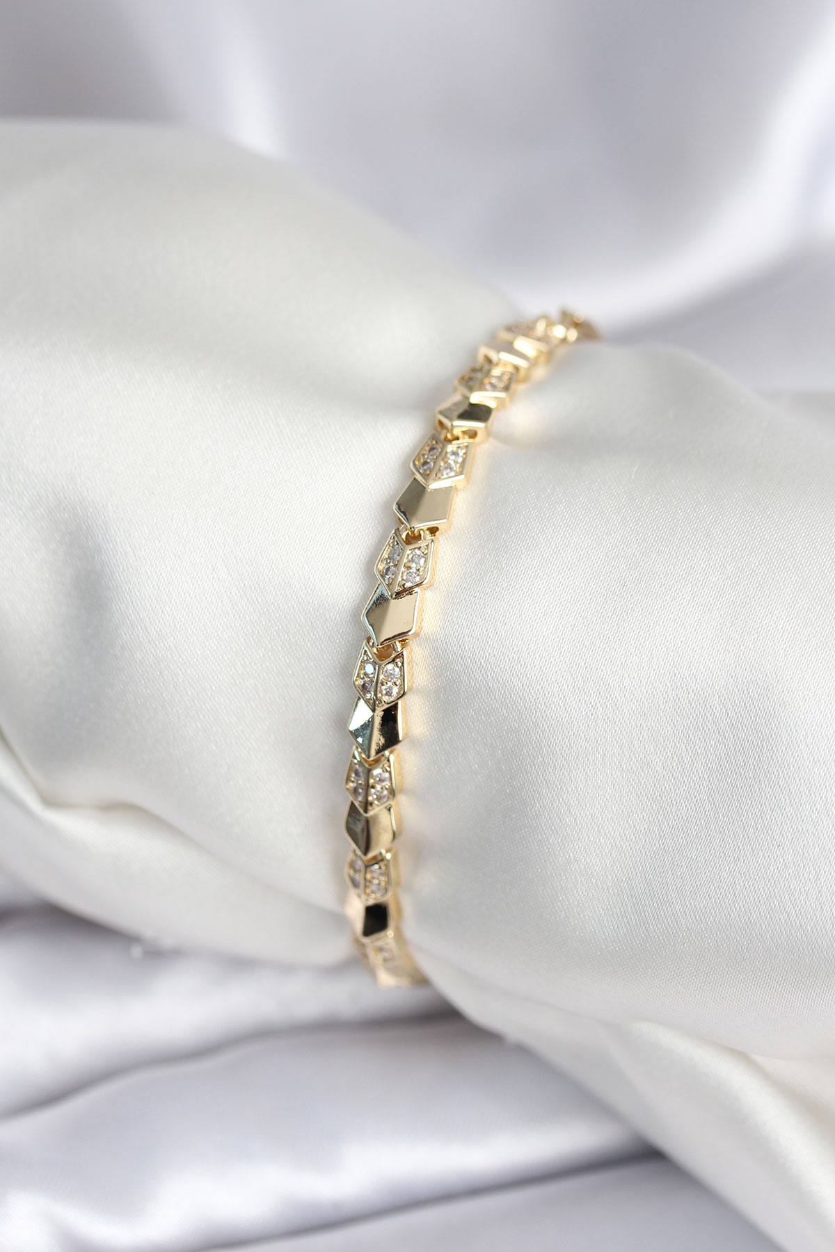 Pirinç Gold Renk Zirkon Taşlı Balık Sırtı Model Kadın Bileklik - Lisinya Pirinç Gold Renk Zirkon Taşlı Balık Sırtı Model Kadın Bileklik - Lisinya