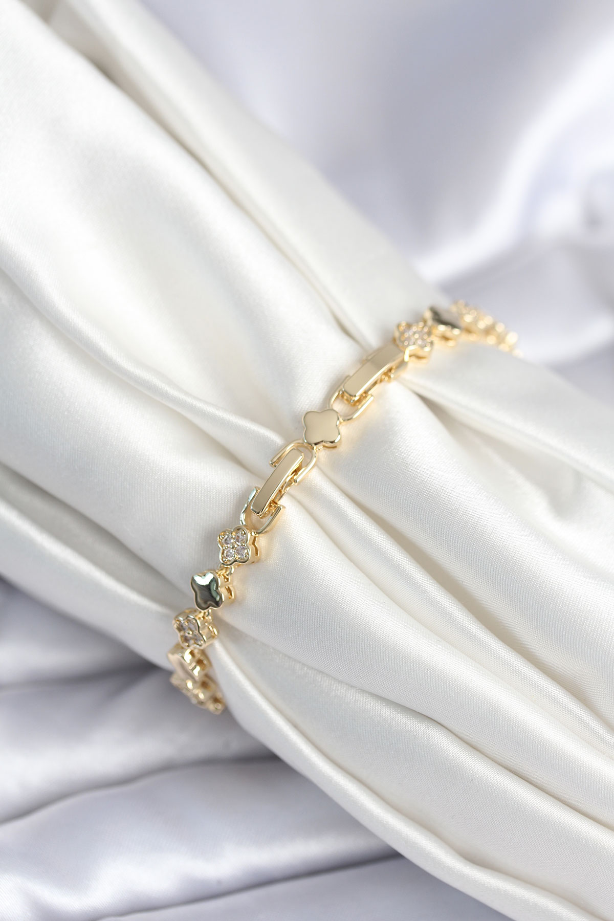 Pirinç Gold Renk Zirkon Taşlı Yonca Model Kadın Bileklik - Lisinya Pirinç Gold Renk Zirkon Taşlı Yonca Model Kadın Bileklik - Lisinya