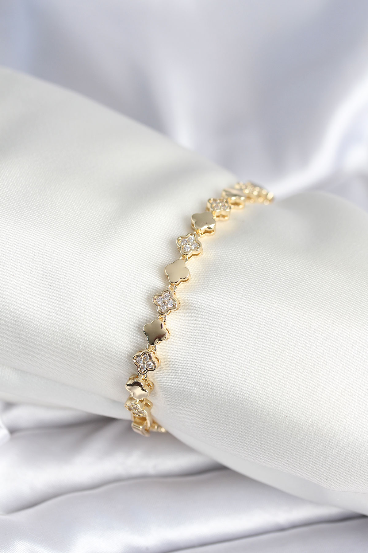 Pirinç Gold Renk Zirkon Taşlı Yonca Model Kadın Bileklik - Lisinya Pirinç Gold Renk Zirkon Taşlı Yonca Model Kadın Bileklik - Lisinya