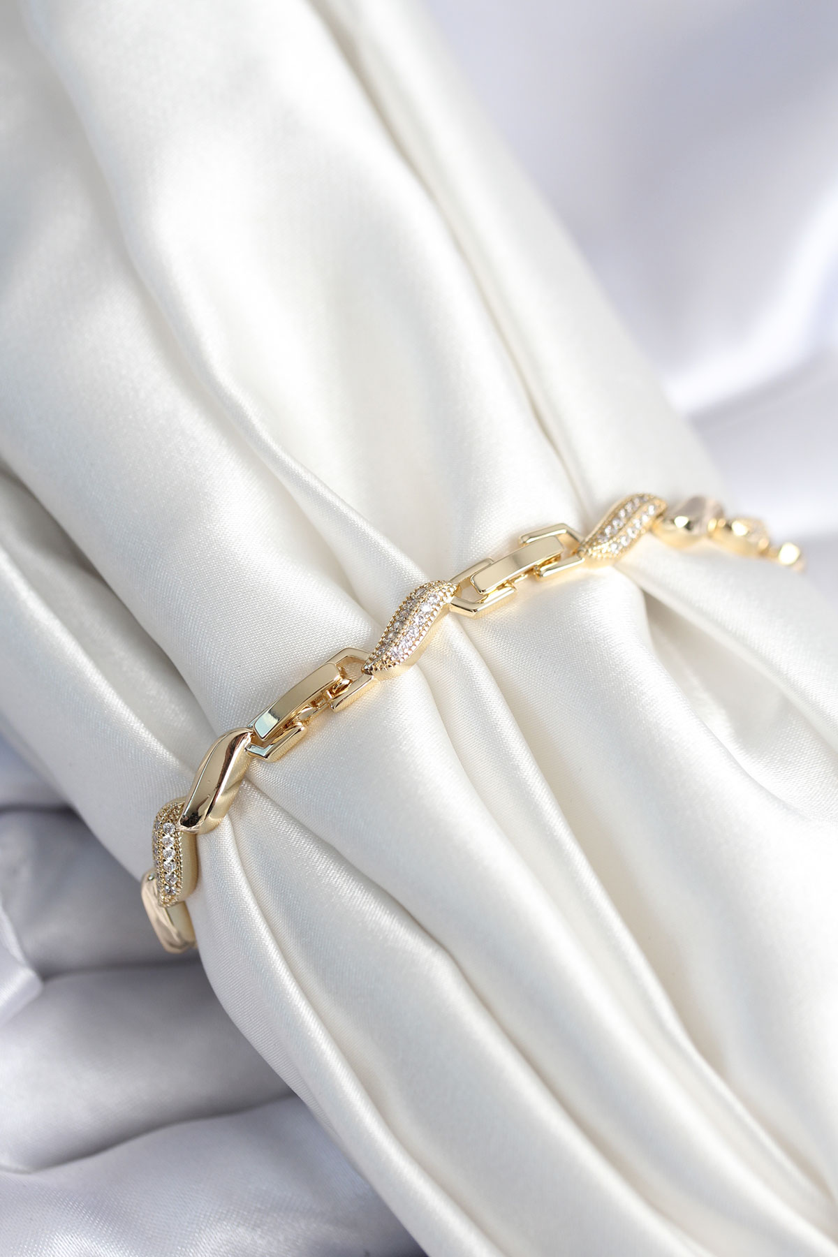 Pirinç Gold Renk Zirkon Taşlı Sarmal Model Kadın Bileklik - Lisinya Pirinç Gold Renk Zirkon Taşlı Sarmal Model Kadın Bileklik - Lisinya