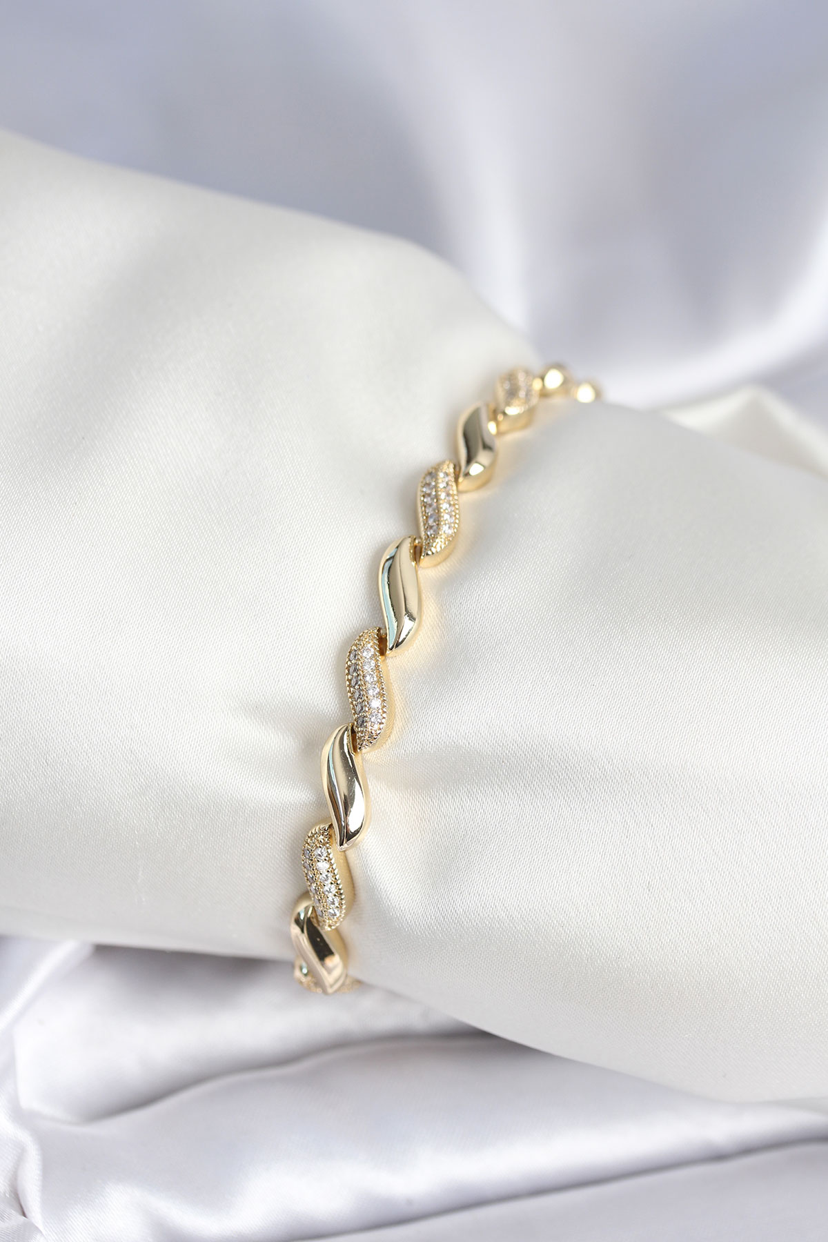 Pirinç Gold Renk Zirkon Taşlı Sarmal Model Kadın Bileklik - Lisinya Pirinç Gold Renk Zirkon Taşlı Sarmal Model Kadın Bileklik - Lisinya