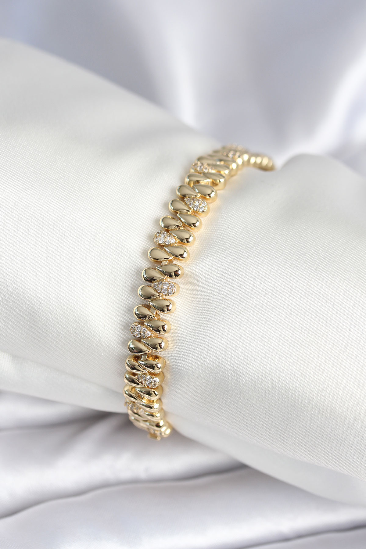 Pirinç Gold Renk Damla Model Zirkon Taşlı Kadın Bileklik - Lisinya