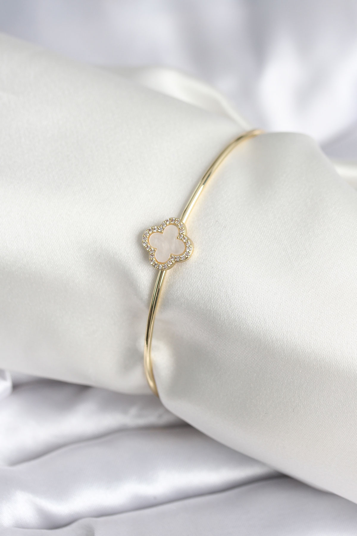 Beyaz Sedefli Yonca Model Gold Renk Kadın Bileklik - Lisinya Beyaz Sedefli Yonca Model Gold Renk Kadın Bileklik - Lisinya