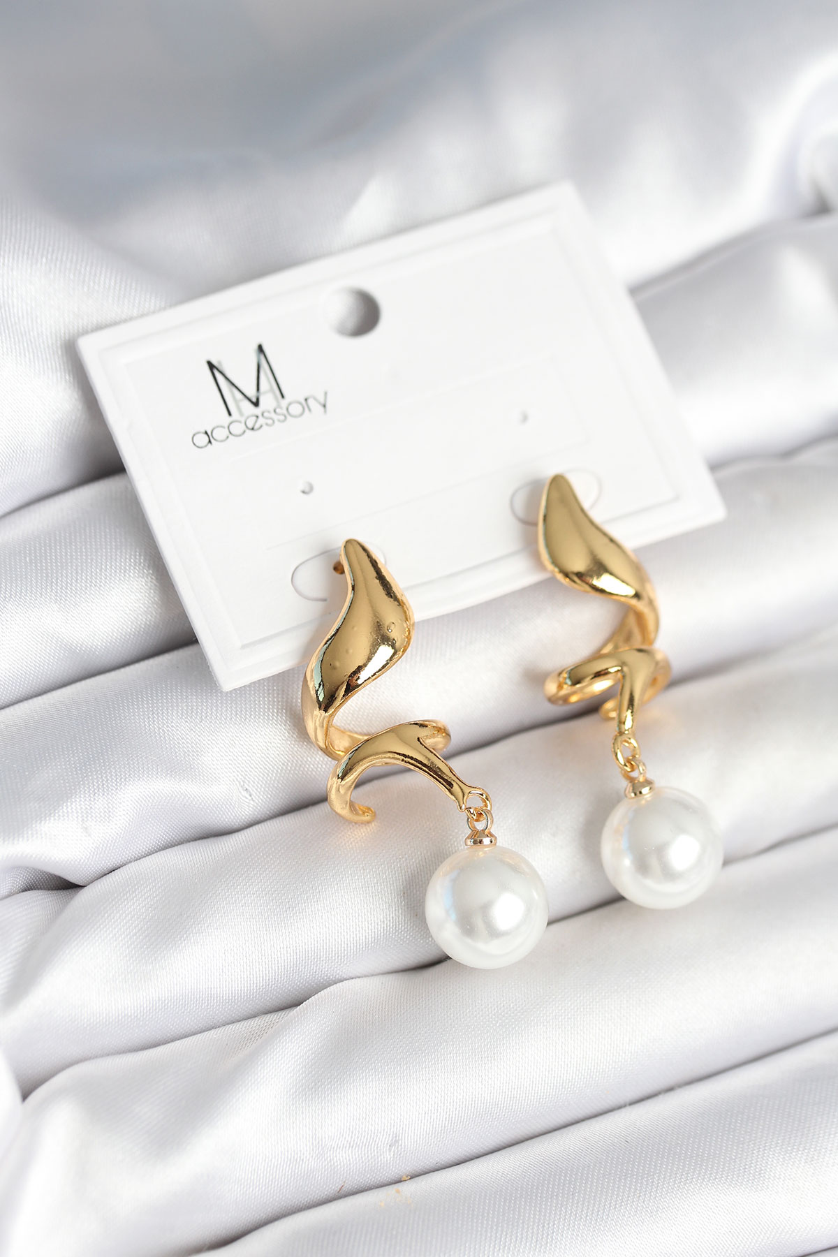 inci Detaylı Sarmal Model Gold Renk Pirinç Kadın Küpe - Lisinya inci Detaylı Sarmal Model Gold Renk Pirinç Kadın Küpe - Lisinya