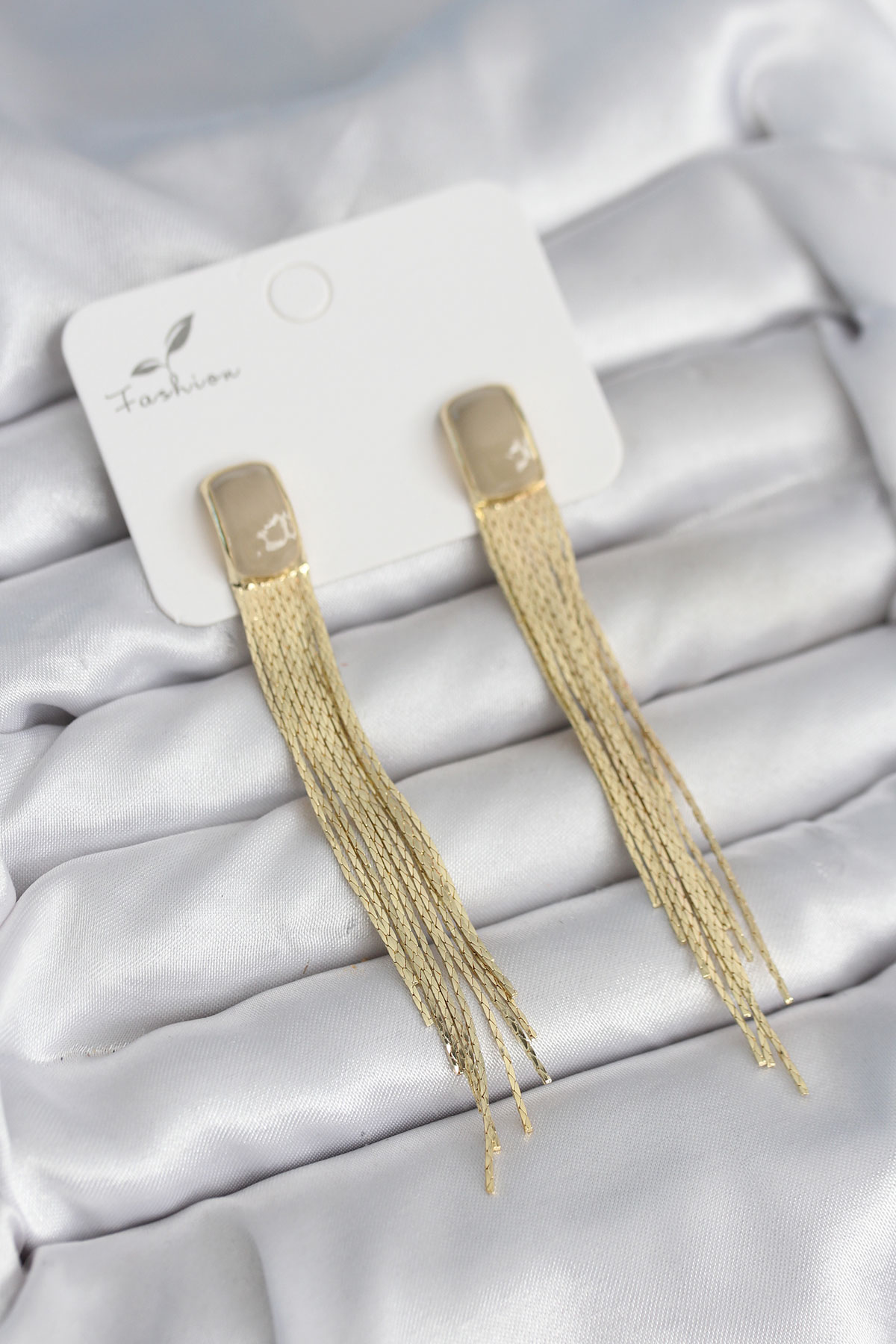 Sallantılı Krem Mineli Gold Renk Kadın Küpe - Lisinya Sallantılı Krem Mineli Gold Renk Kadın Küpe - Lisinya