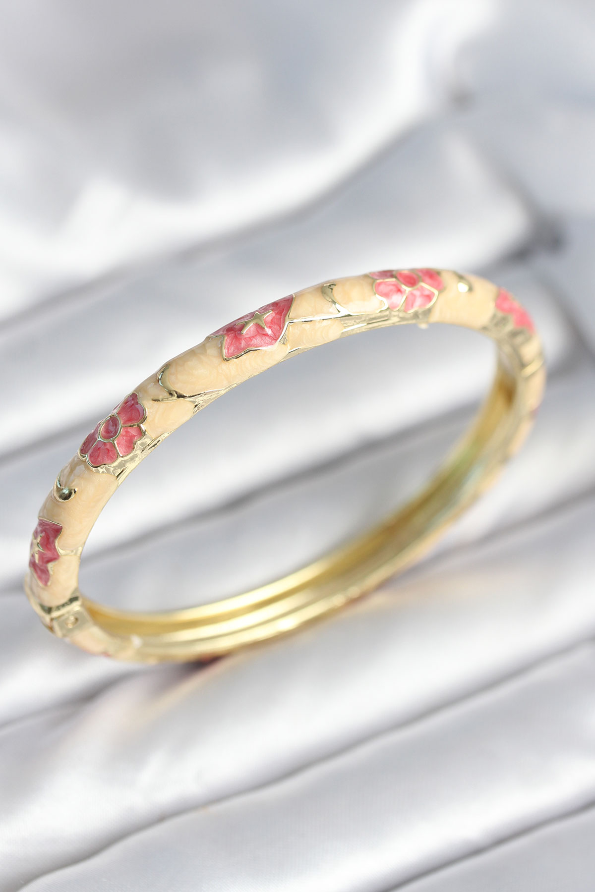 Pembe Renk Detaylı Mineli Kelepçe - Lisinya