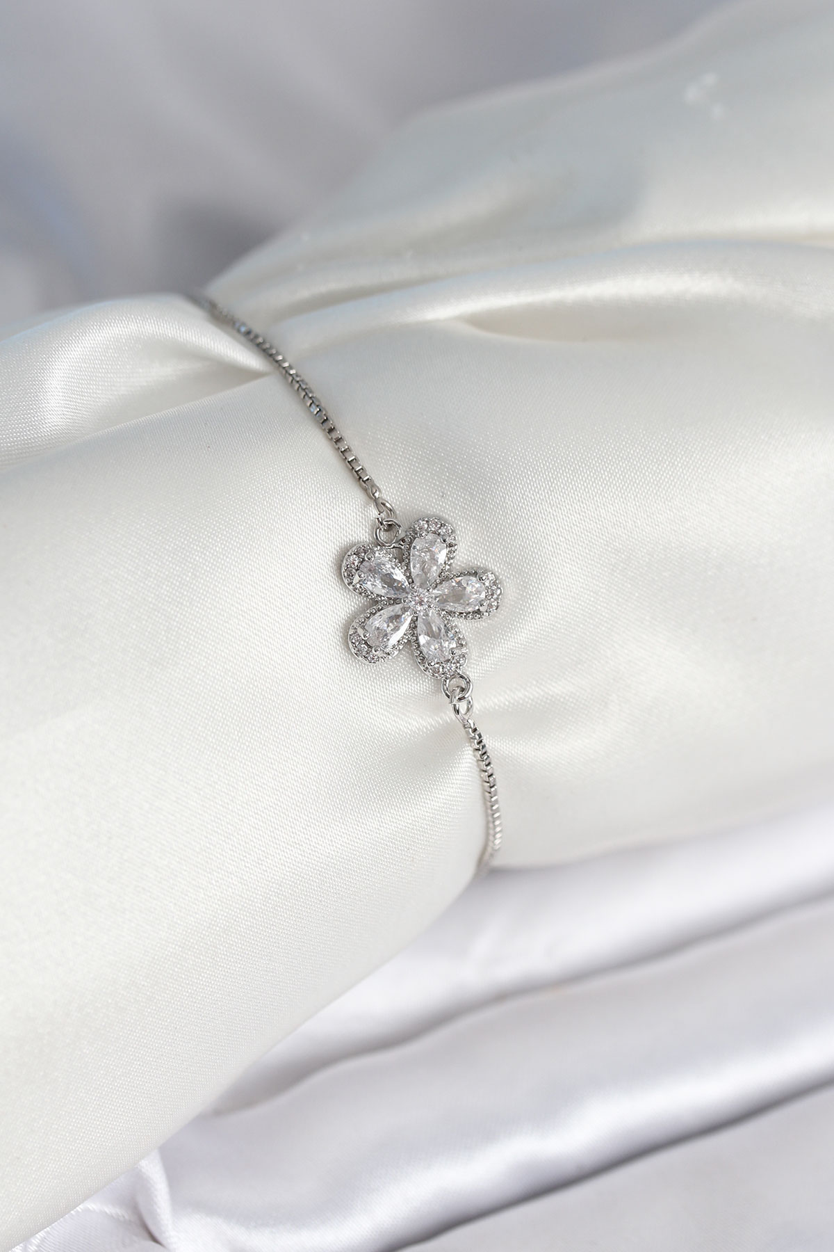 Çiçek Model Asansörlü Gümüş Renk Kadın Bileklik - Lisinya