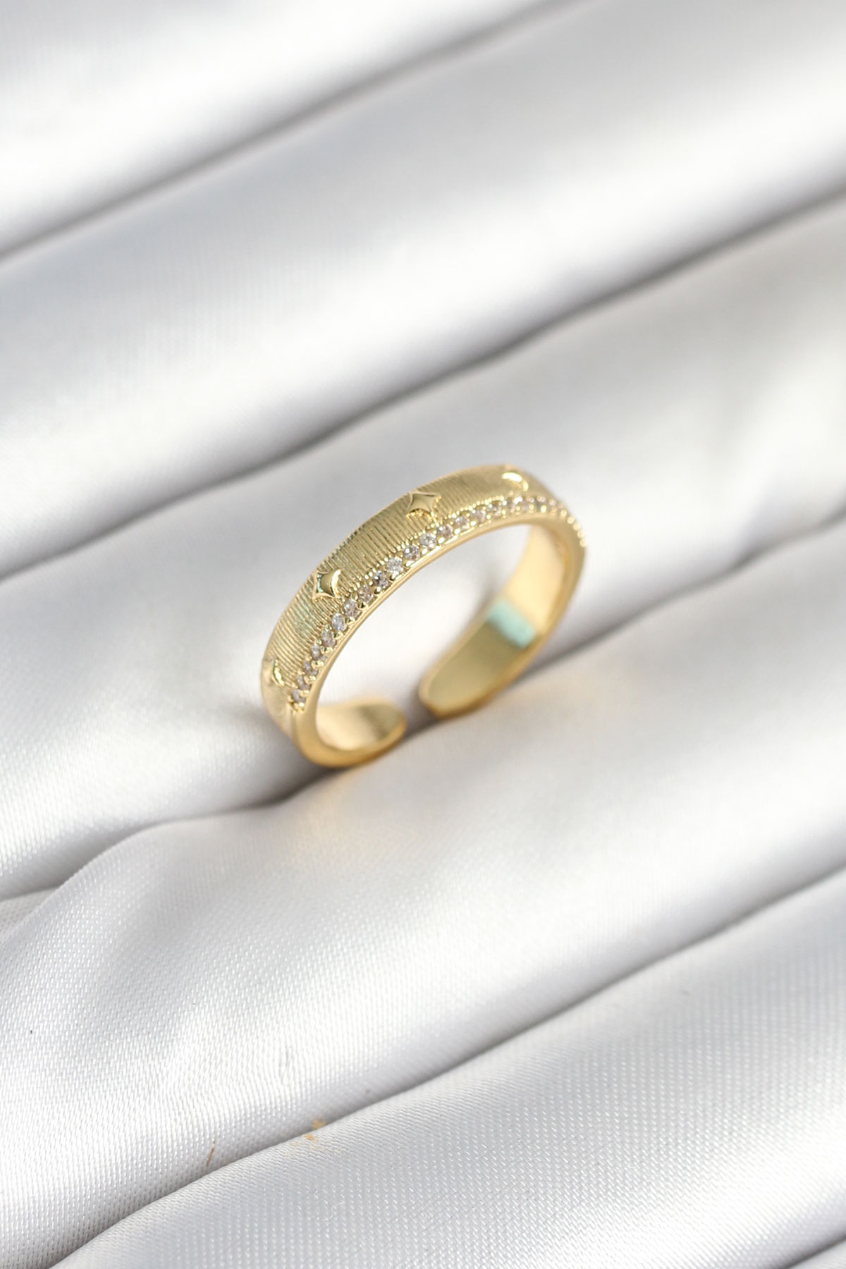 Gold Renk Şerit Zirkon Taşlı Kadın Yüzük - Lisinya Gold Renk Şerit Zirkon Taşlı Kadın Yüzük - Lisinya