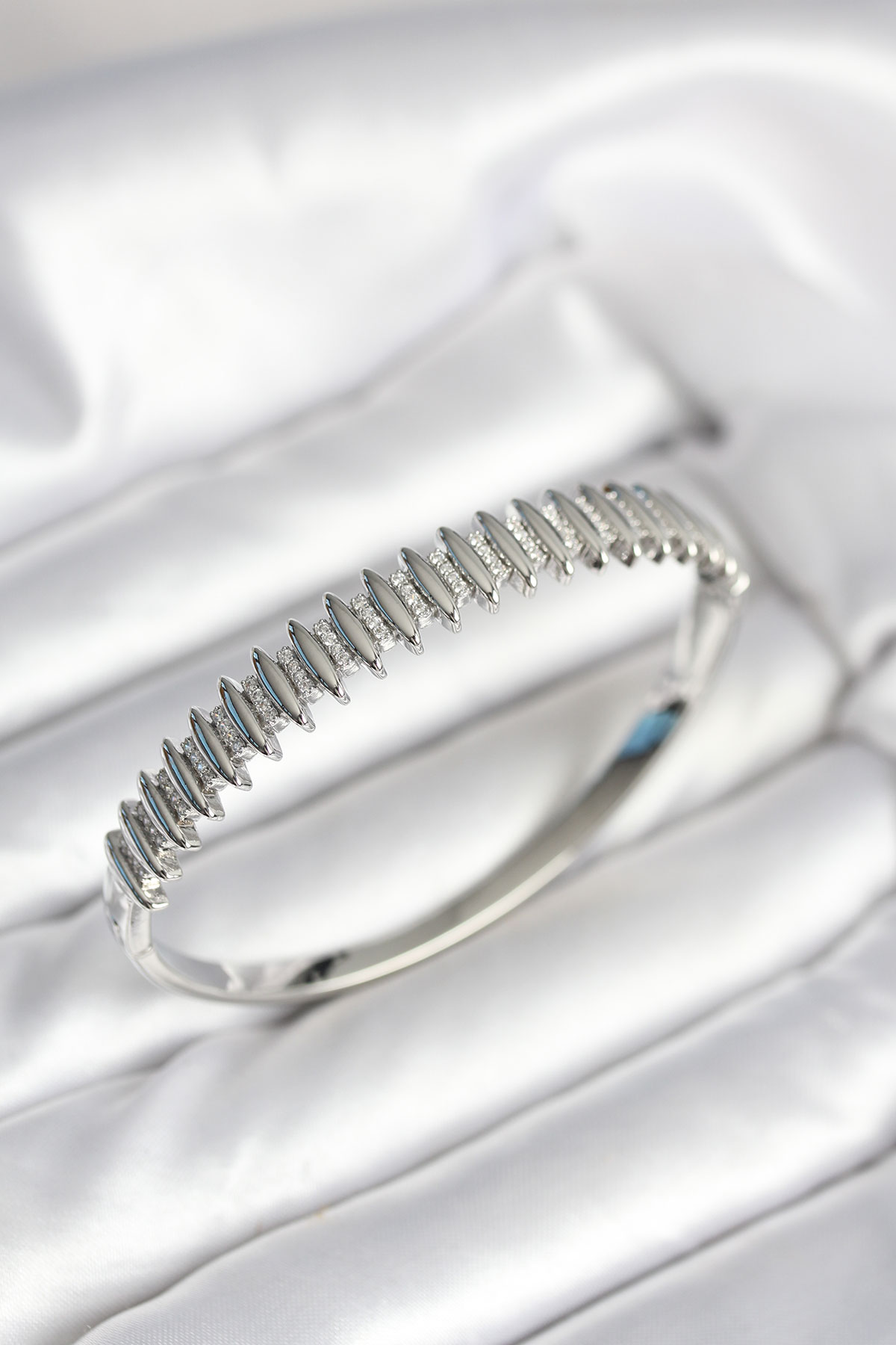 Gümüş Renk Zirkon Taşlı Pirinç Kadın Kelepçe - Lisinya Gümüş Renk Zirkon Taşlı Pirinç Kadın Kelepçe - Lisinya