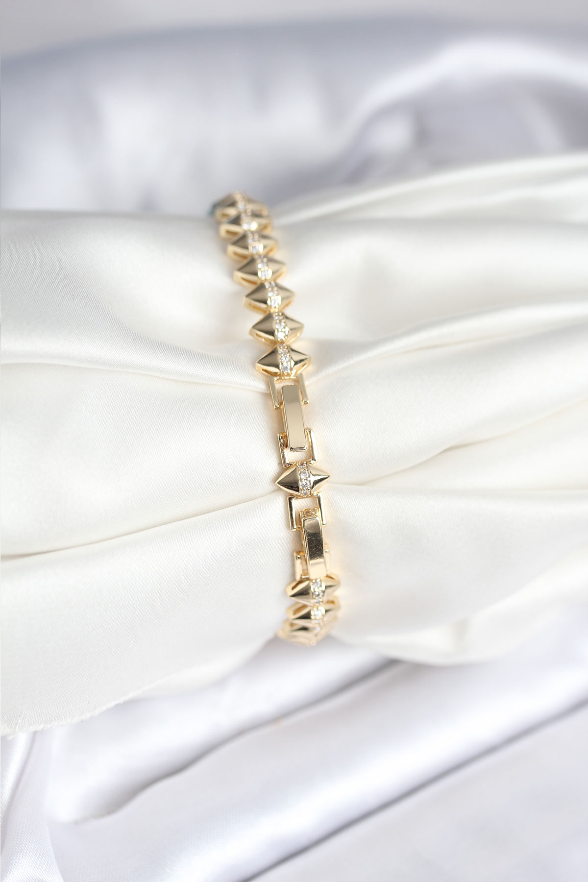 Pirinç Gold Renk Zirkon Taşlı Baklava Model Kadın Bileklik - Lisinya