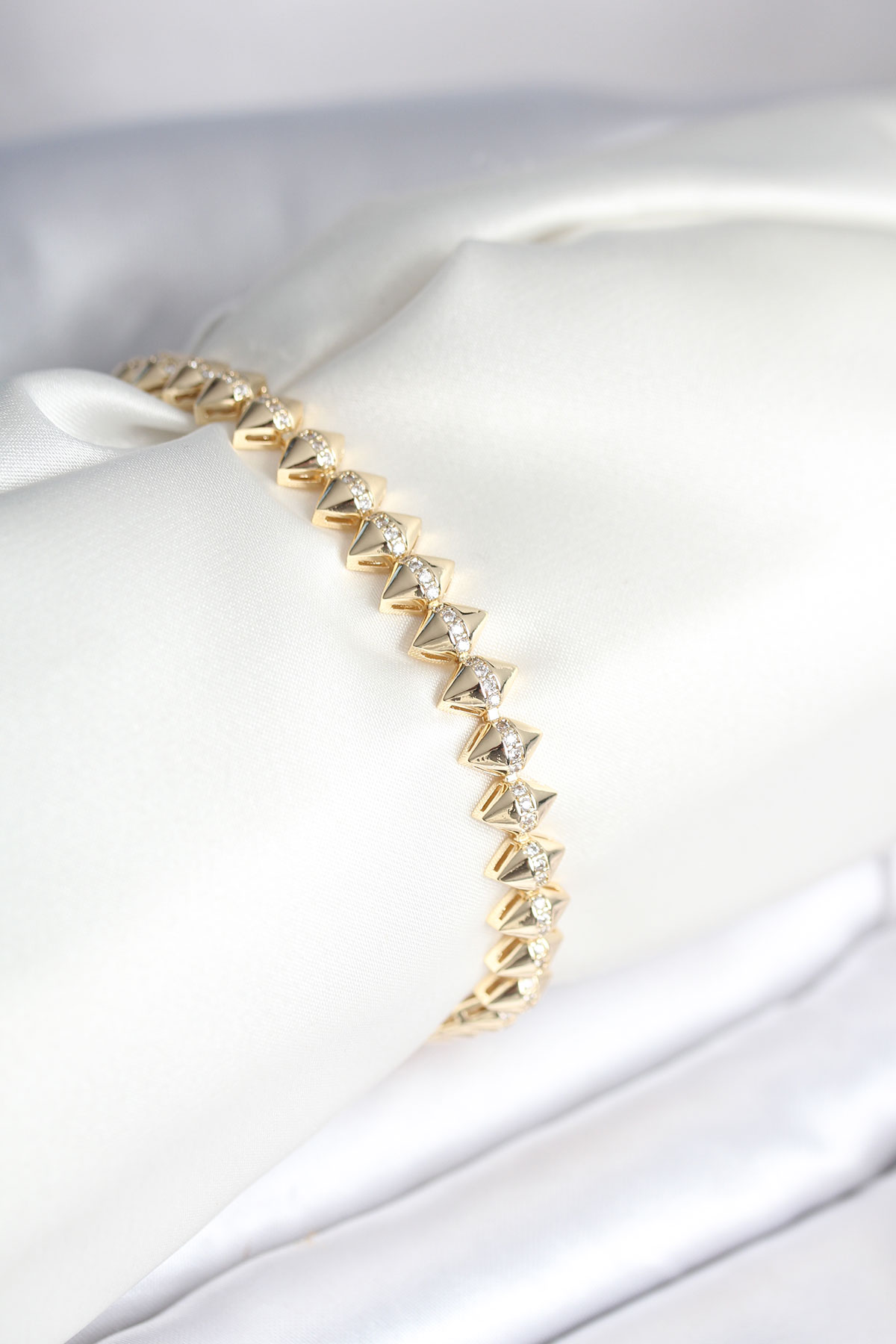 Pirinç Gold Renk Zirkon Taşlı Baklava Model Kadın Bileklik - Lisinya