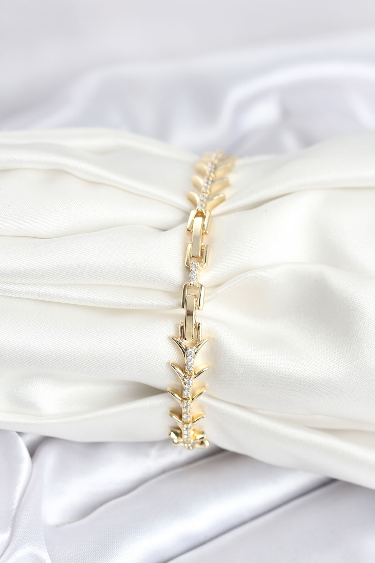 Pirinç Gold Renk Balık Sırtı Model Zirkon Taşlı Kadın Bileklik - Lisinya