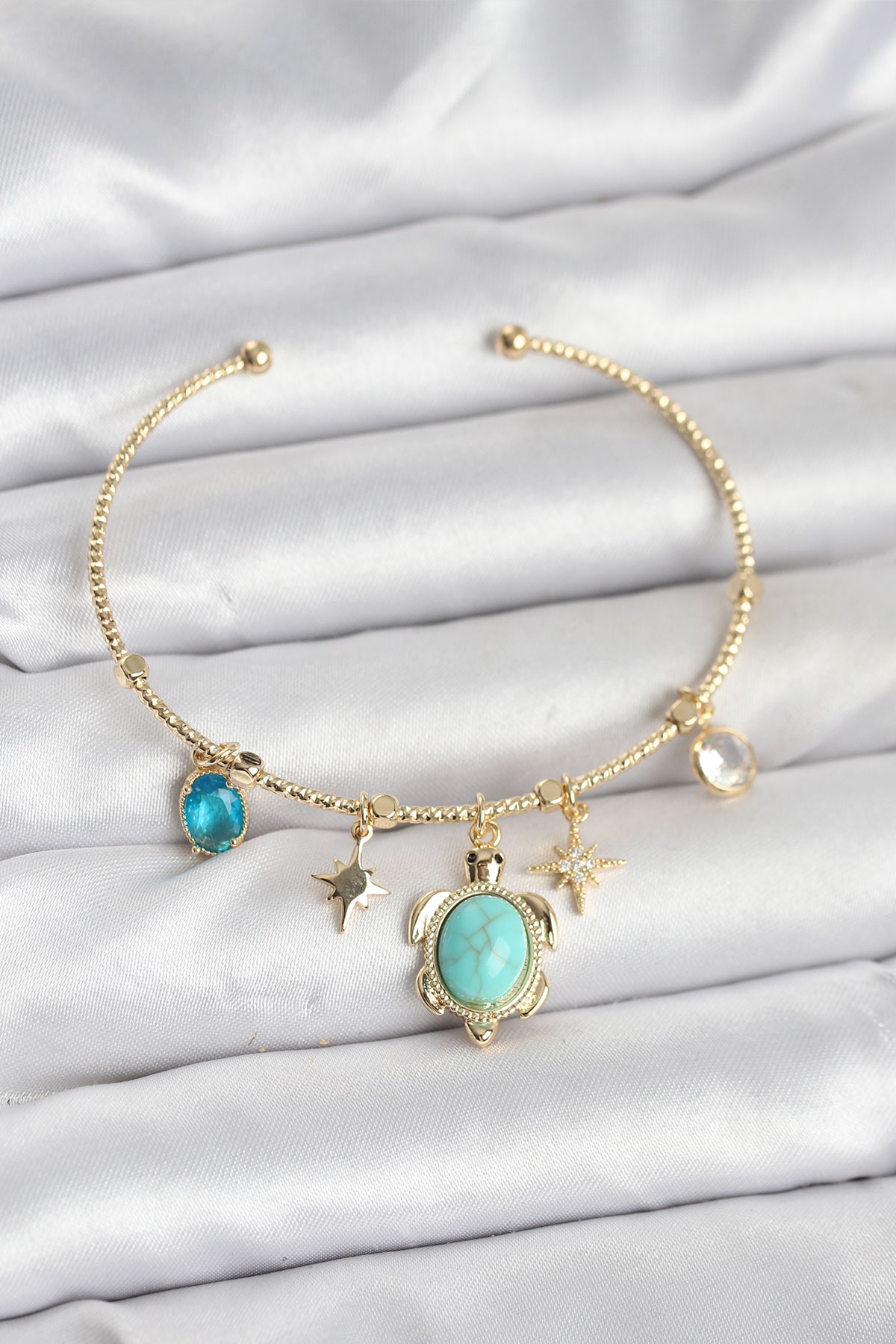 Caretta Caretta Charmlı Gold Renk Kadın Bileklik - Lisinya Caretta Caretta Charmlı Gold Renk Kadın Bileklik - Lisinya