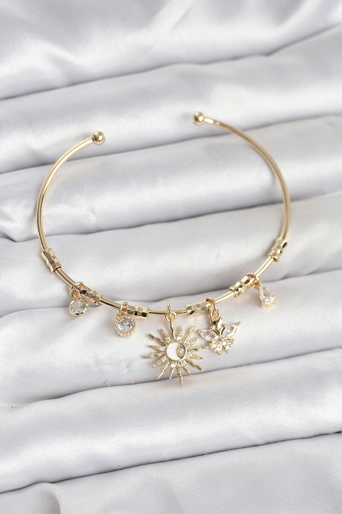 Güneş Charmlı Gold Renk Pirinç Kadın Bileklik - Lisinya Güneş Charmlı Gold Renk Pirinç Kadın Bileklik - Lisinya