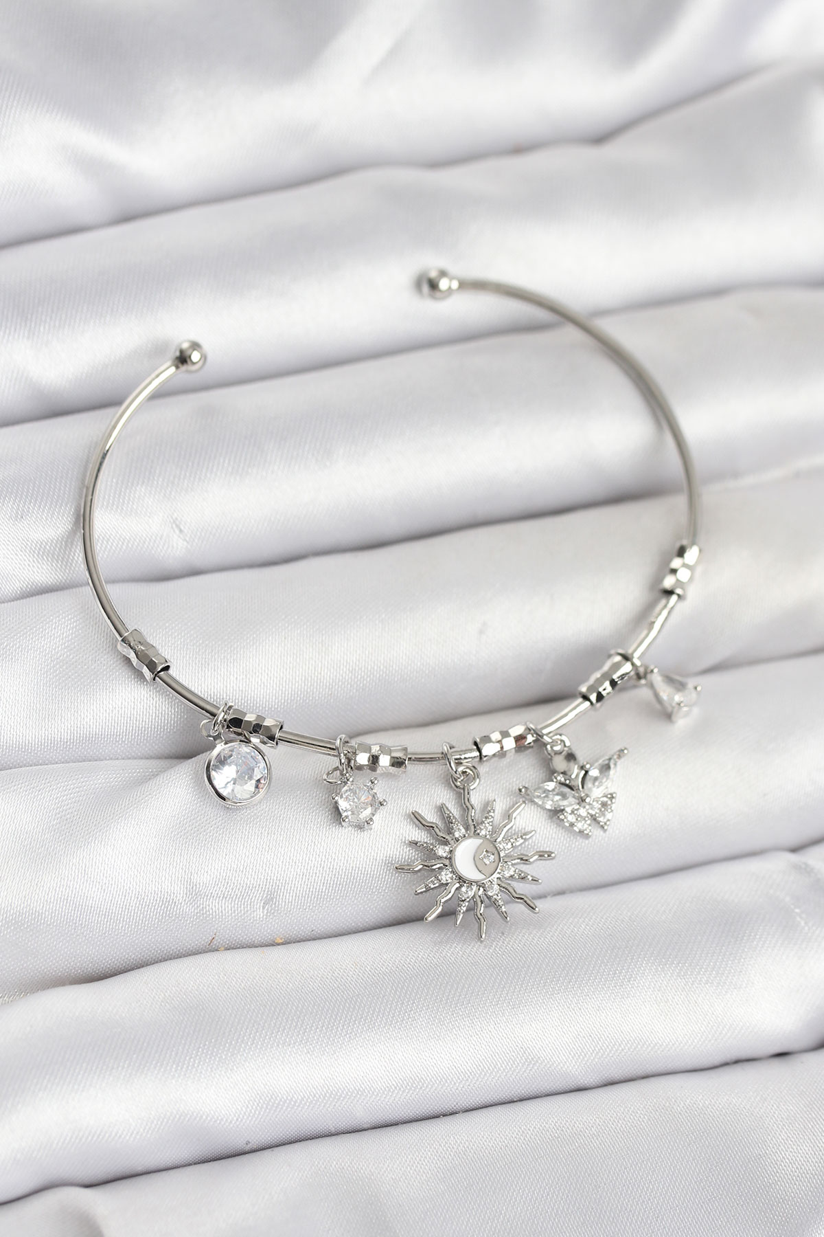 Güneş Charmlı Gümüş Renk Pirinç Kadın Bileklik - Lisinya Güneş Charmlı Gümüş Renk Pirinç Kadın Bileklik - Lisinya