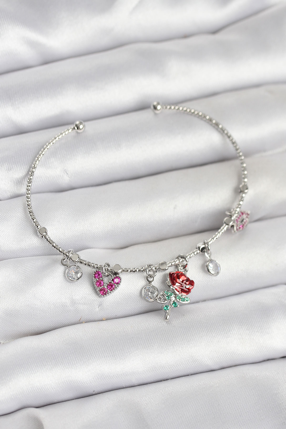 Gül Charmlı Gümüş Renk Pirinç Kadın Bileklik - Lisinya Gül Charmlı Gümüş Renk Pirinç Kadın Bileklik - Lisinya