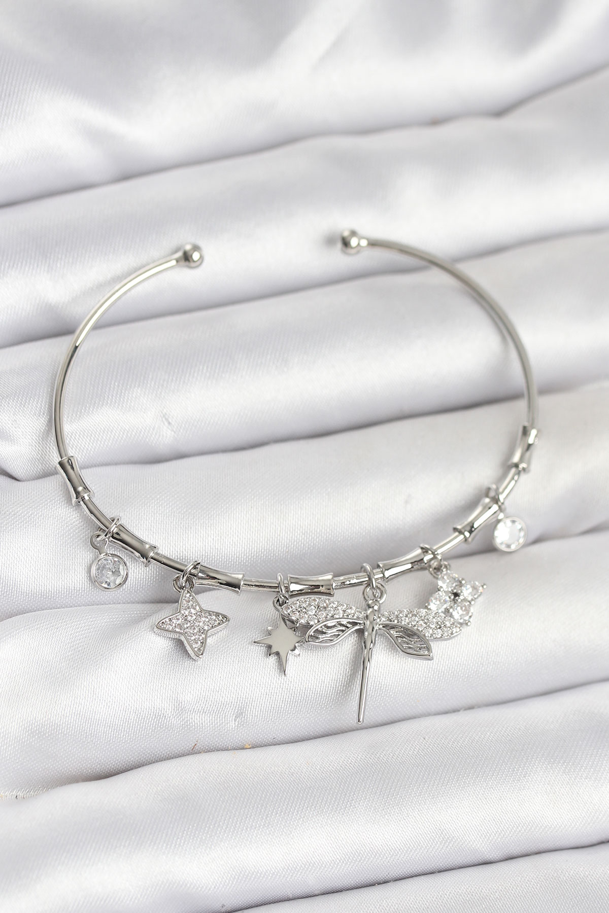 Yusufçuk Charmlı Gümüş Renk Pirinç Kadın Bileklik - Lisinya Yusufçuk Charmlı Gümüş Renk Pirinç Kadın Bileklik - Lisinya