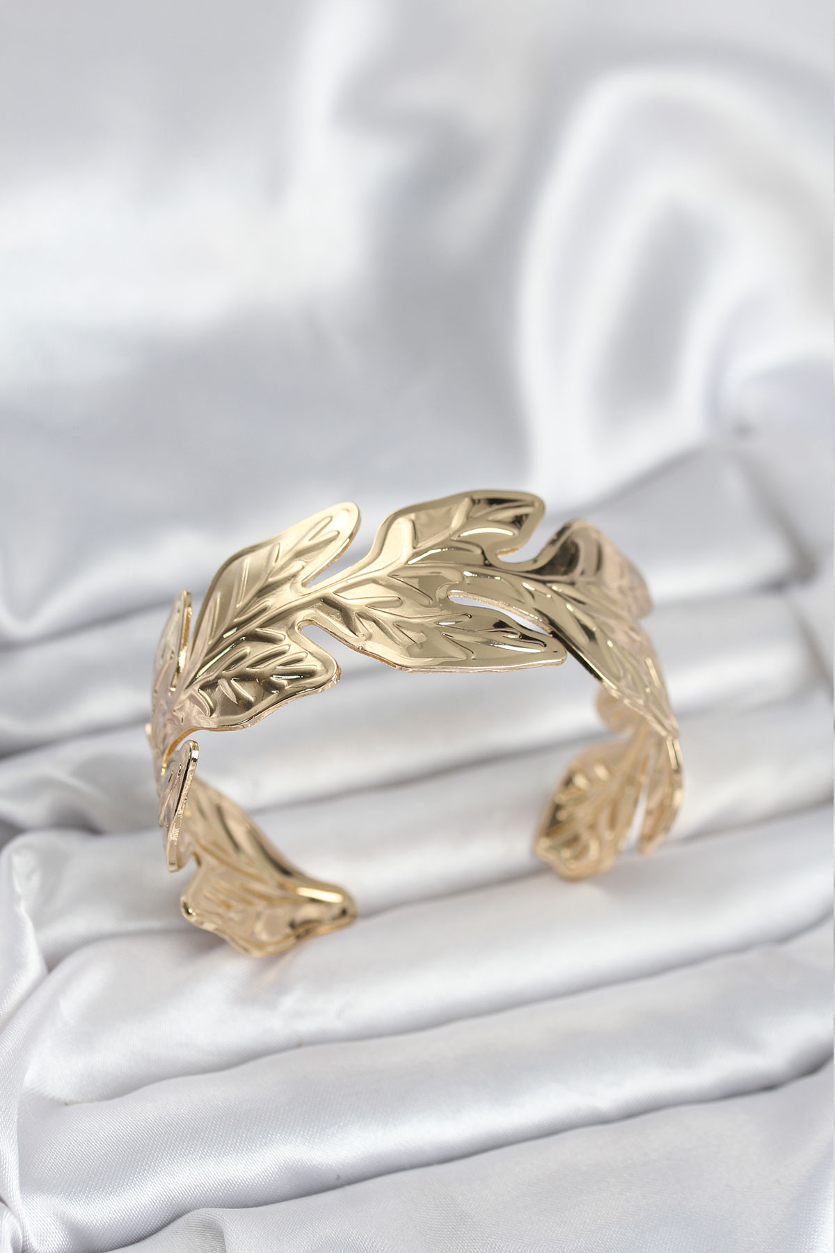 Gold Renk Pirinç Levha Yaprak Model Kadın Bileklik - Lisinya