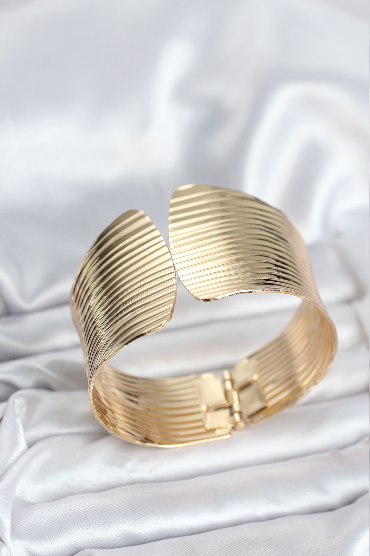 Pirinç Gold Renk Levha Model Kadın Bileklik - Lisinya