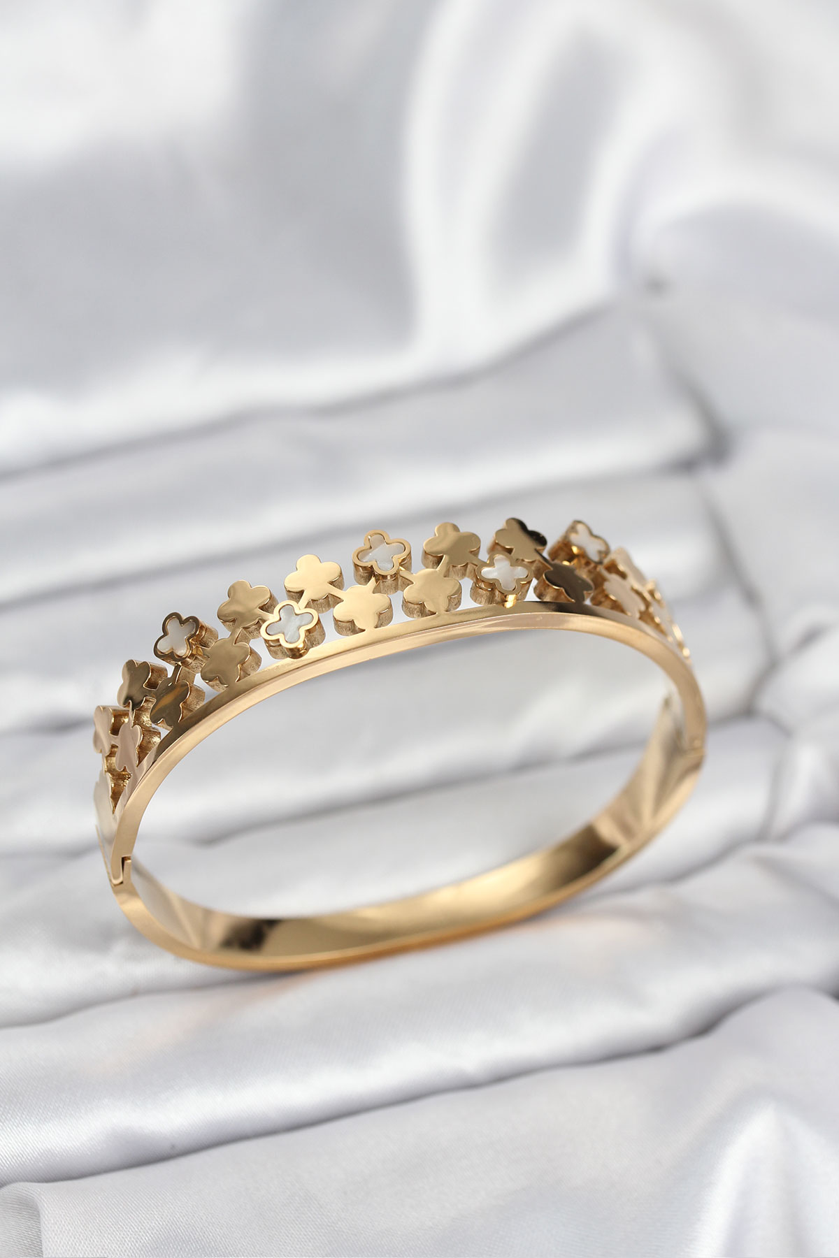 316L Çelik Gold Renk Minimal Yoncalı Kadın Kelepçe Bileklik - Lisinya