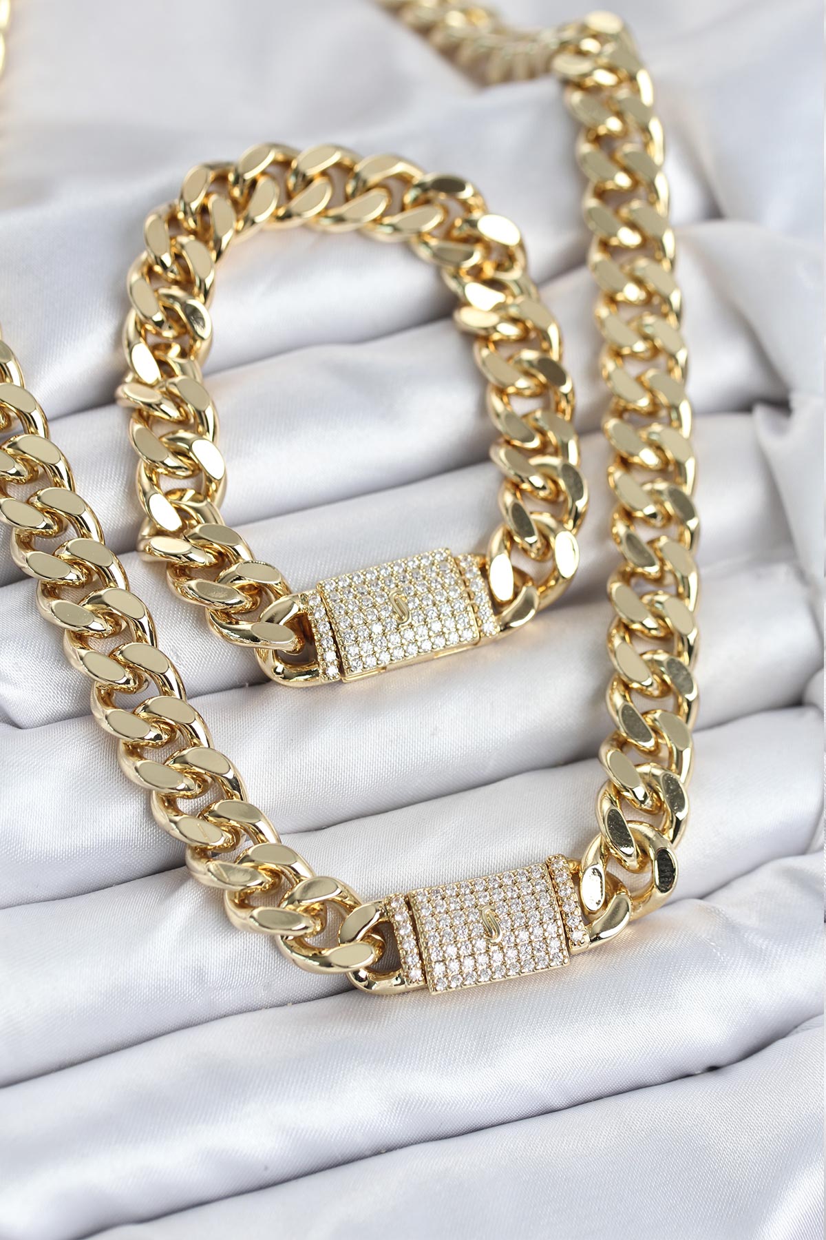 Xuping Gurmet Gold Renk Kolye ve Bileklik Seti - Lisinya Xuping Gurmet Gold Renk Kolye ve Bileklik Seti - Lisinya