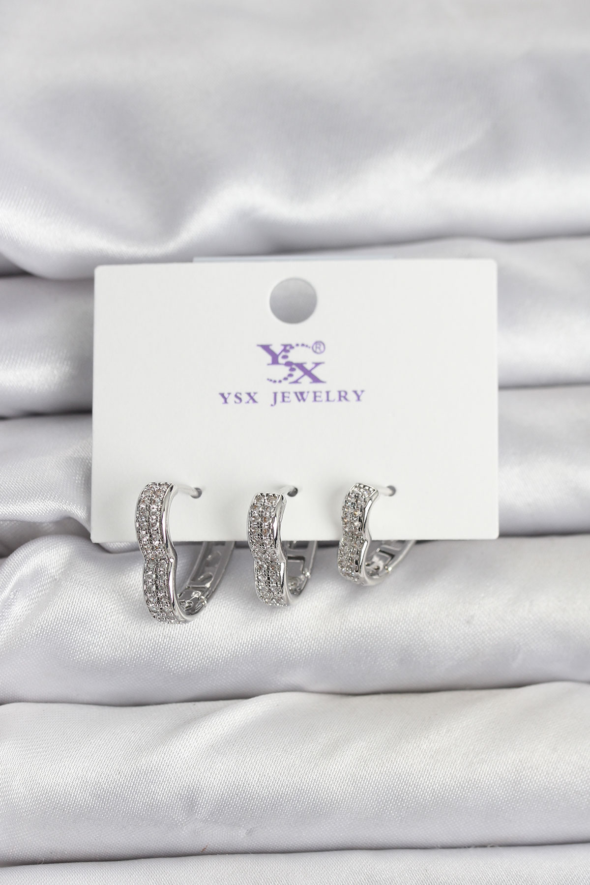 Gümüş Renk Pirinç Zirkon Taşlı Kalpli Kadın Küpe - Lisinya