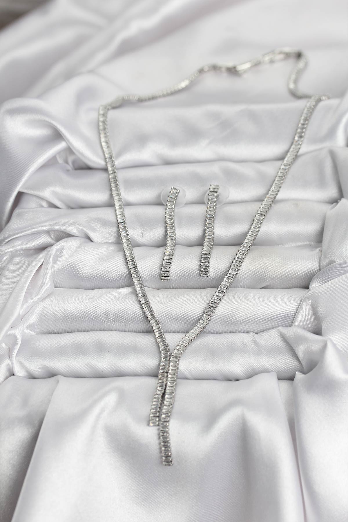 Gümüş Renk Baget Zirkon Taşlı Kadın Kolye Küpe Set - Lisinya Gümüş Renk Baget Zirkon Taşlı Kadın Kolye Küpe Set - Lisinya