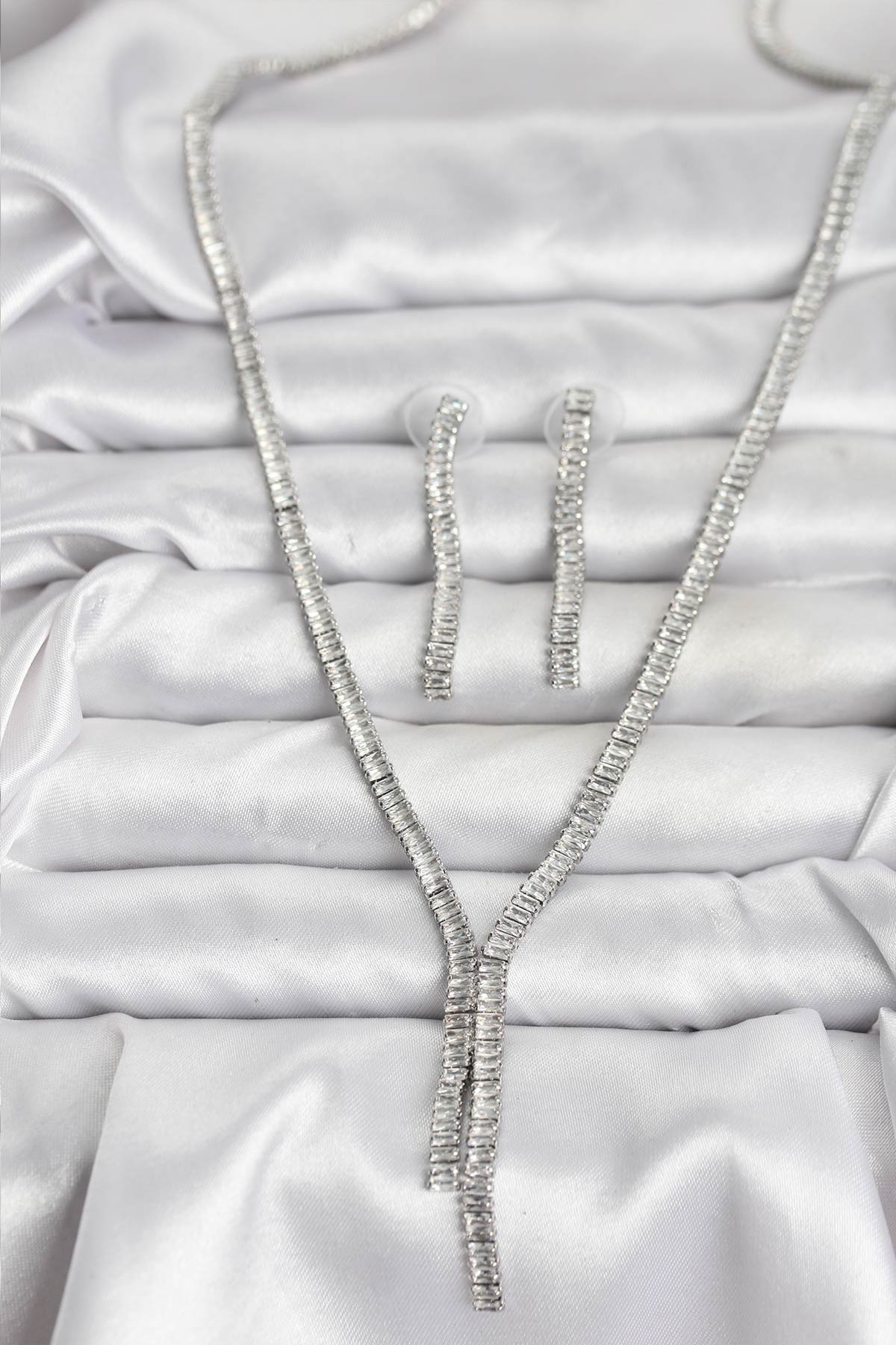 Gümüş Renk Baget Zirkon Taşlı Kadın Kolye Küpe Set - Lisinya Gümüş Renk Baget Zirkon Taşlı Kadın Kolye Küpe Set - Lisinya