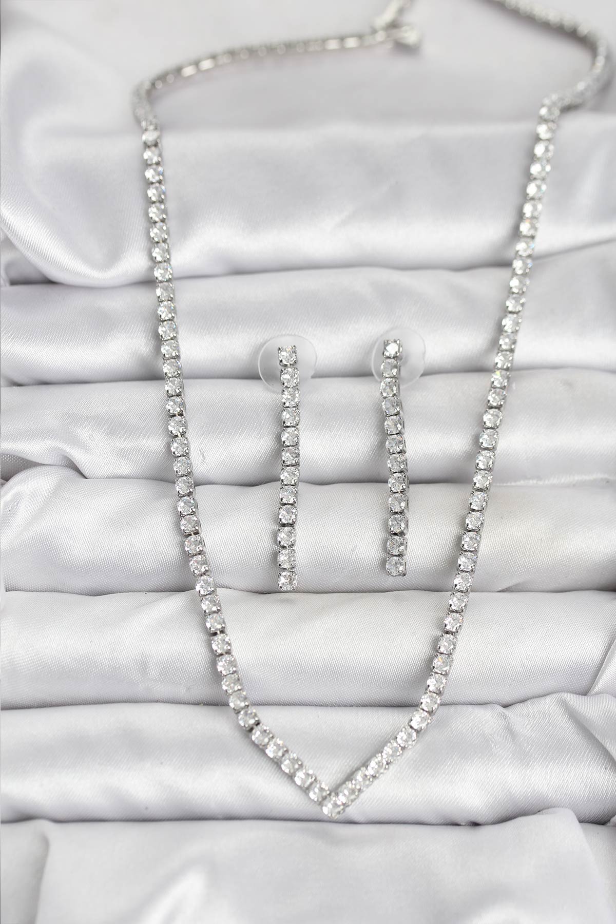 Gümüş Renk Zirkon Taşlı Kadın Kolye Küpe Seti - Lisinya Gümüş Renk Zirkon Taşlı Kadın Kolye Küpe Seti - Lisinya