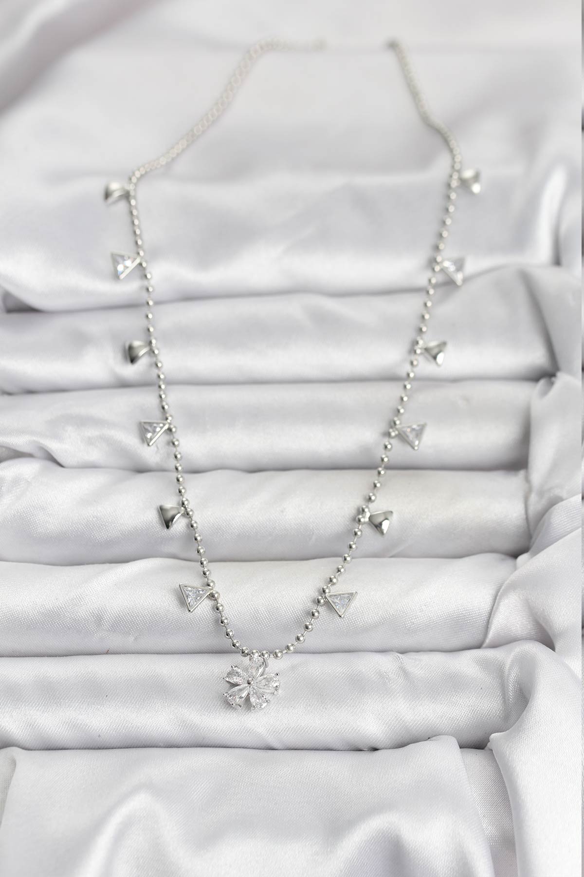 Pirinç Gümüş Renk Zirkon Taşlı Çiçek Model Kadın Kolye - Lisinya