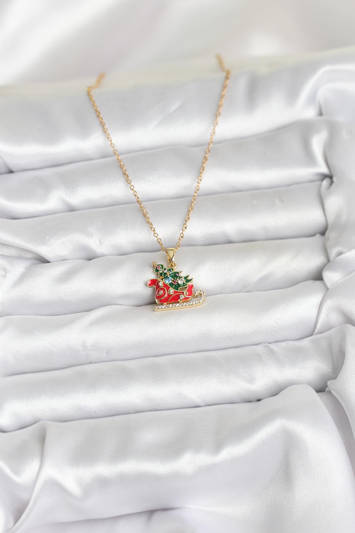 316L Çelik Zincir Gold Renk Kızak ve Çam Ağacı Figürlü Yılbaşı Temalı Kadın Kolye - Lisinya