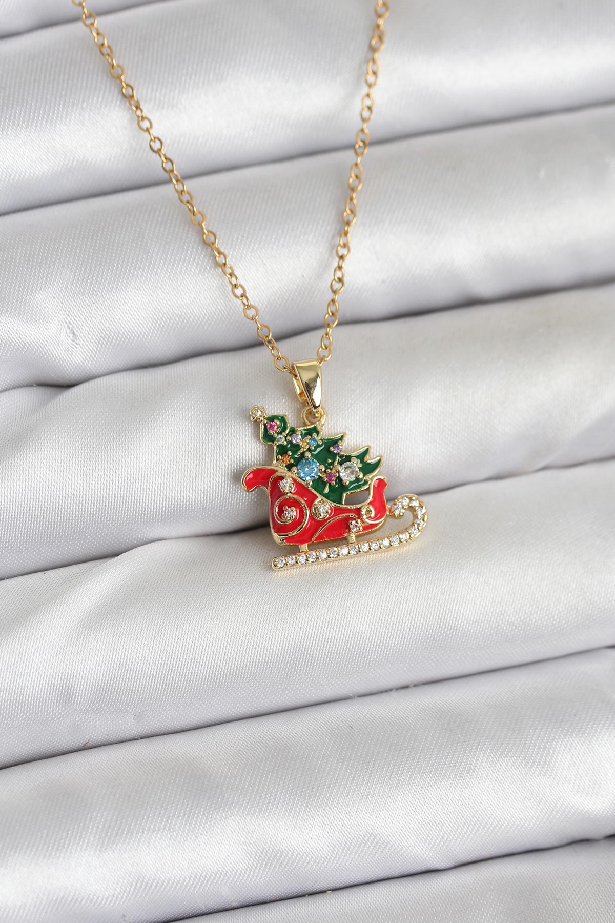 316L Çelik Zincir Gold Renk Kızak ve Çam Ağacı Figürlü Yılbaşı Temalı Kadın Kolye - Lisinya