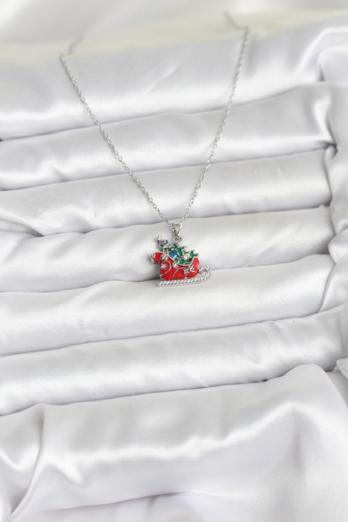 316L Çelik Zincir Gümüş Renk Kızak ve Çam Ağacı Figürlü Yılbaşı Temalı Kadın Kolye - Lisinya