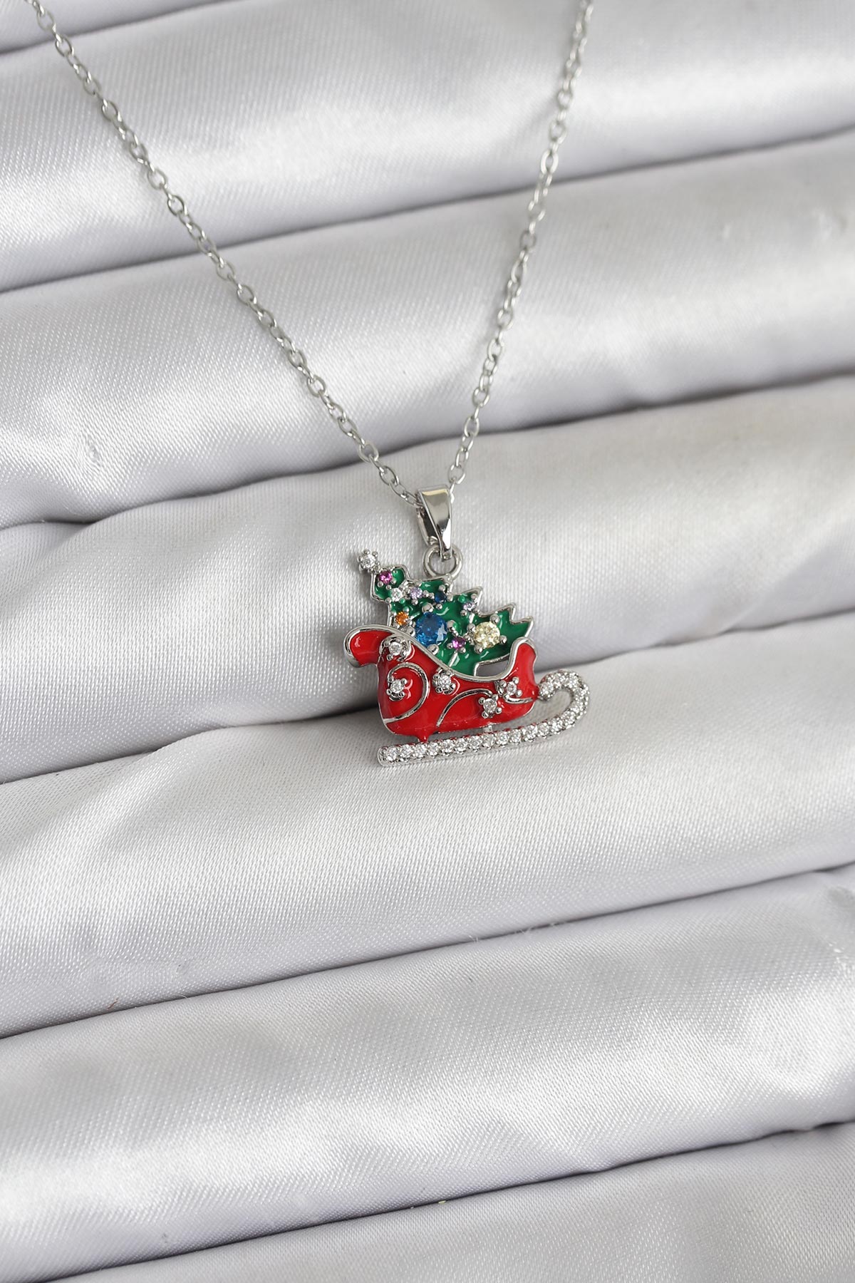 316L Çelik Zincir Gümüş Renk Kızak ve Çam Ağacı Figürlü Yılbaşı Temalı Kadın Kolye - Lisinya