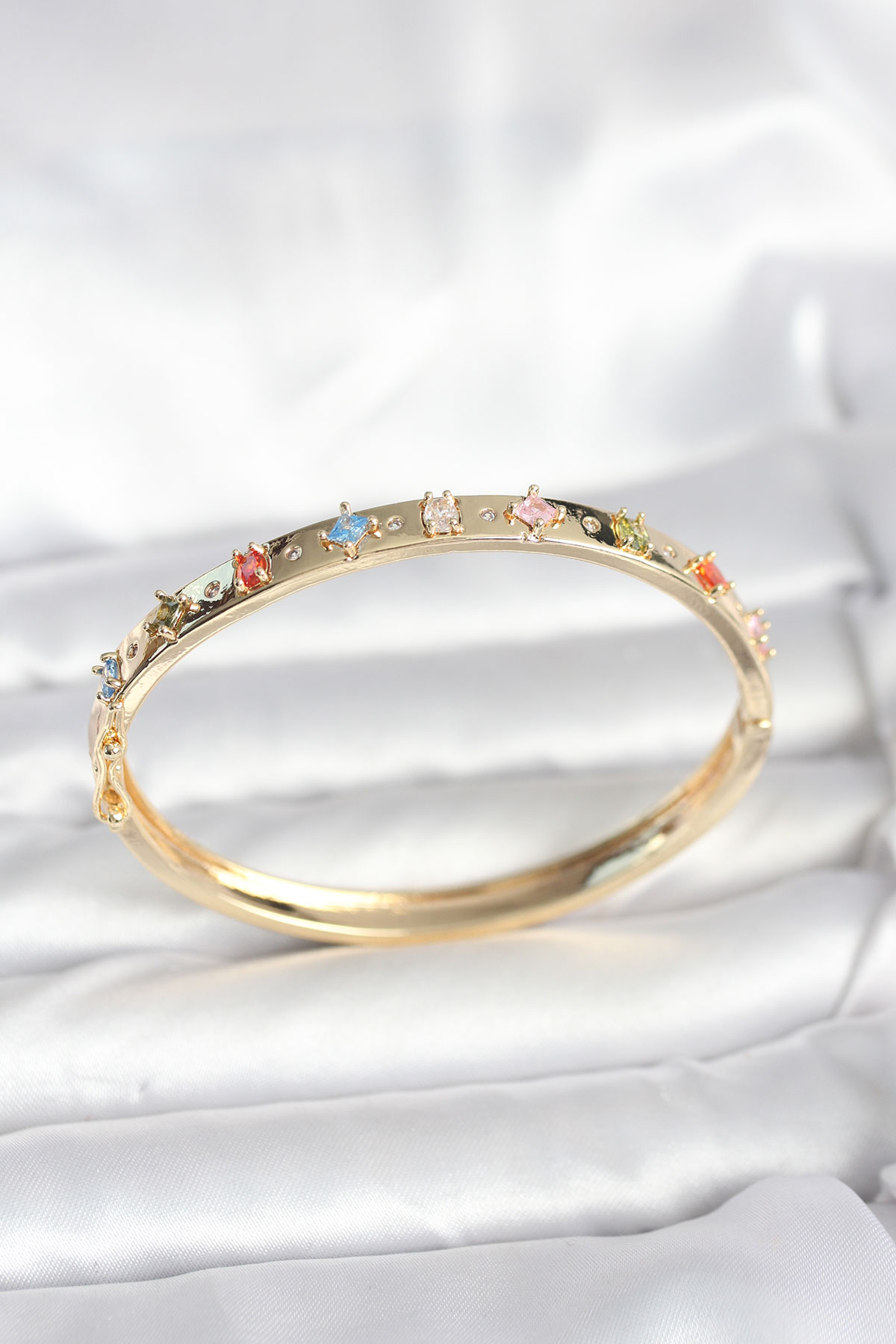 Pirinç Gold Renk Zirkon Taşlı Kelepçe Bileklik - Lisinya